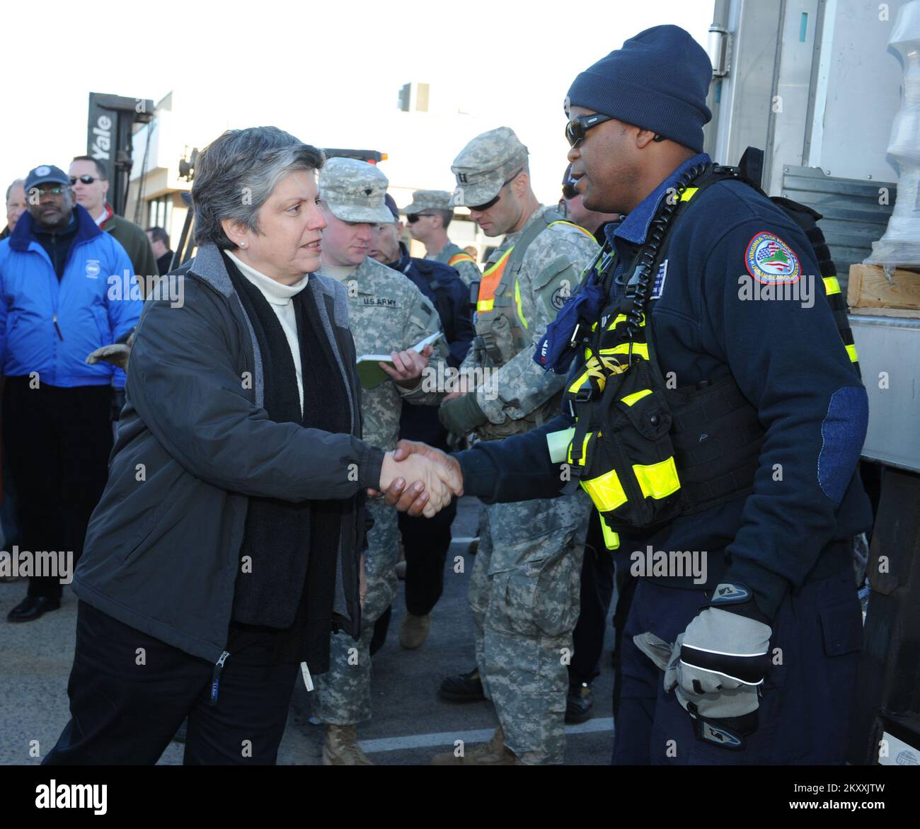 Rockaway, New York, 5. November 2012 Ministerin für innere Sicherheit Janet Napolitano begrüßt Urban Search and Rescue Workers aus Virginia, die dabei helfen, Wasser und Vorräte an die vom Hurrikan Sandy betroffenen Bewohner zu verteilen. Es wurde ein Disaster Recovery Center eingerichtet, in dem Einwohner bundesstaatliche Unterstützung beantragen können. Rockaway, NY, 6. November 2012 – DHS-Sekretärin Janet Napolitano begrüßt Urban Searech und Resuce-Mitarbeiter aus Virginia, die bei der Verteilung von Wasser und Vorräten an die vom Hurrikan Sandy betroffenen Bewohner helfen. Es gibt auch ein Disaster Recovery Center, das für Bewohner eingerichtet wurde Stockfoto