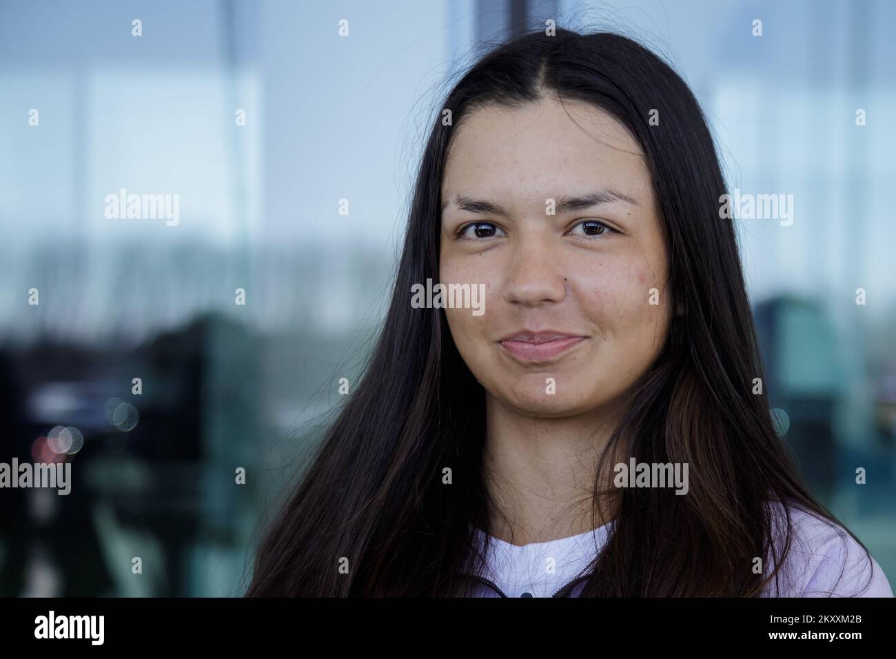 Tennisspielerin Petra Marcinko ist am 30. Januar 2022 am Flughafen in Zagreb, Kroatien, zu sehen. Die junge Tennisspielerin Petra Marcinko, die beim ersten Grand-Slam-Turnier dieser Saison den Juniortitel gewann, ist zu den Australian Open zurückgekehrt. Sie wurde am Flughafen von Familie und Freunden begrüßt. Foto: Davor Puklavec/PIXSELL Stockfoto