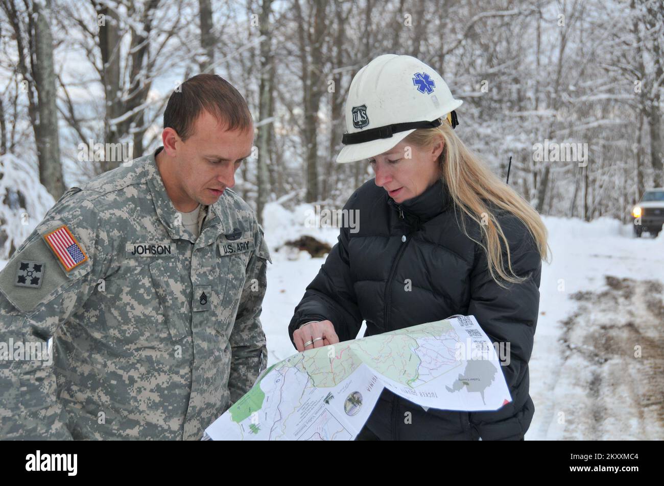 Parsons, W.V., 5. November 2012 Staff Sgt. Jason Johnson, West Virginia Army National Guard, und Jennifer Rabuck (rechts), eine US-amerikanische Armee Mitarbeiter des Forstdienstes vom Chequamegon-Nicolet National Forest in Wisconsin koordinieren die Bemühungen der Wache und des Forstdienstes, die Straße zu einem dezentralen, nicht funktionierenden Notfunk-Repeater-Standort in Tucker County zu räumen. Als Ergebnis ihrer Bemühungen können Techniker den Service wiederherstellen. Die FEMA arbeitet mit bundesstaatlichen, bundesstaatlichen und lokalen Partnern zusammen, um die Bewohner des Bundesstaates zu unterstützen, die vom tiefen Schnee, starken Regen und starken Winden des Hurricane Sandy betroffen sind. Nein Stockfoto