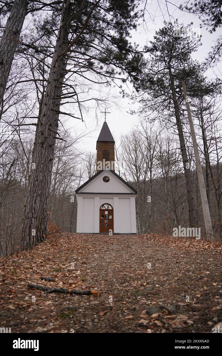 Die Kirche der Heiligen Jungfrau Maria, bekannt als Mehmed-Kirche, befindet sich im Wald des Kozara-Gebirges (die Dinarischen Alpen) in der kleinen Stadt Kozarac, im Norden Bosniens und Herkins, am 31. Januar. 2022. Die Kapelle wurde 1903 auf einem Hügel mit Blick auf die ehemalige Mühle erbaut Als die Kapelle gebaut wurde, nannten die Einheimischen sie Mehmed Church, weil sie laut einer Legende ein stiller Zeuge der verbotenen Liebe zwischen Mary, der Tochter des österreichischen Unternehmers Karl Schmutzer, und Mehmed Kulasic aus Kozarac war, der in der Schmutzerâ-€-Fabrik arbeitete Foto: Dejan Rakita/PIXSELL Stockfoto