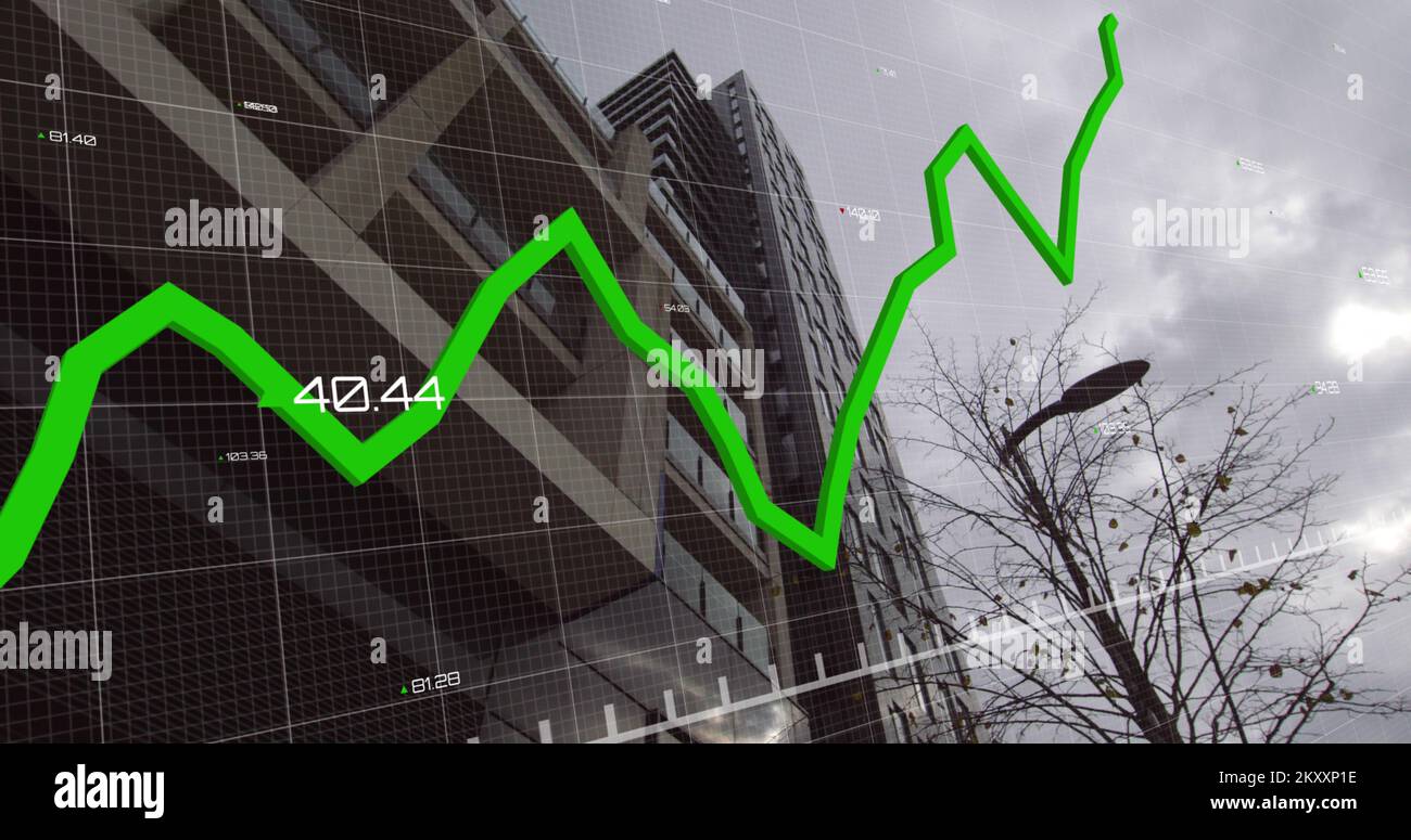 Finanzkurve über Hochhaus. Stockfoto