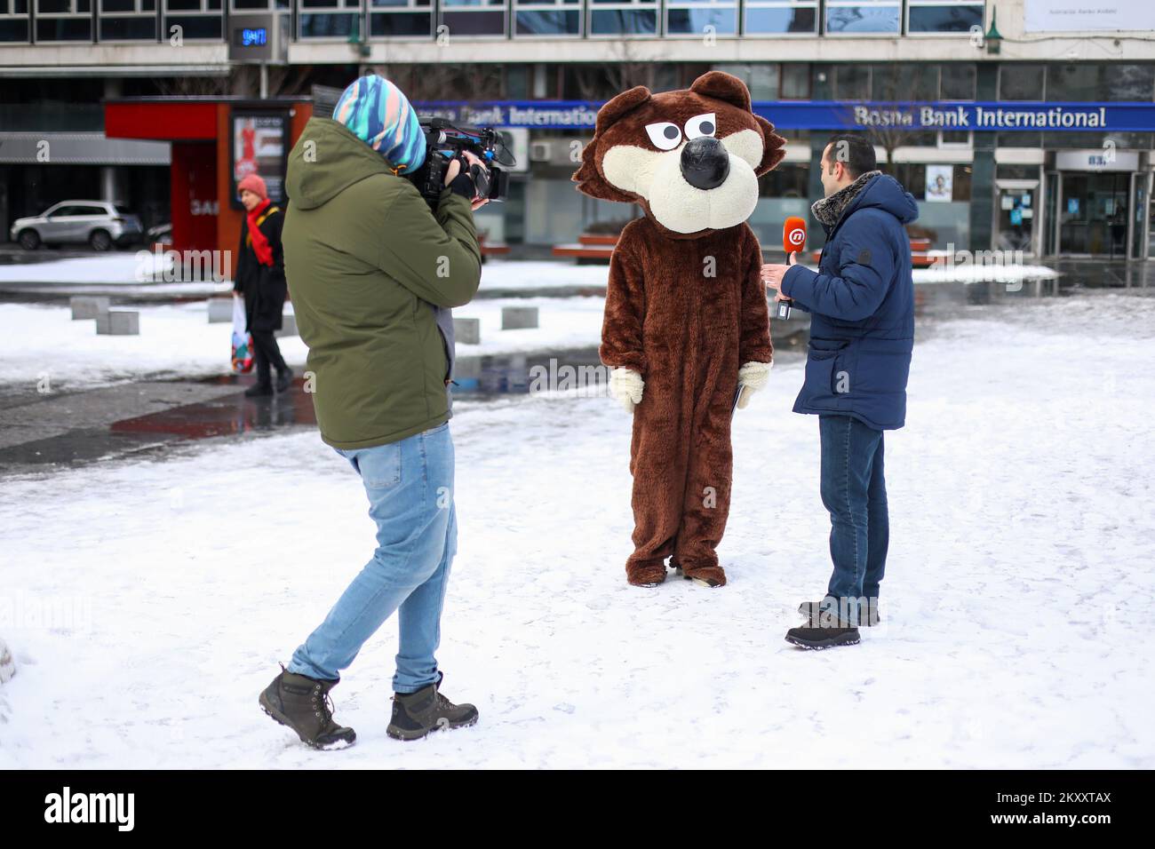 Das Maskottchen des Olympischen Winterspiels XIVÂ GamesÂ in Sarajewo im Jahr 1984 lief durch die Stadt und unterhielt Passanten anlässlich des 38.. Jahrestages der Olympischen Winterspiele in Sarajewo, in Sarajewo, Bosnien und Herzegowina, am 08. Februar 2022. Foto: Armin Durgut/PIXSELL Stockfoto