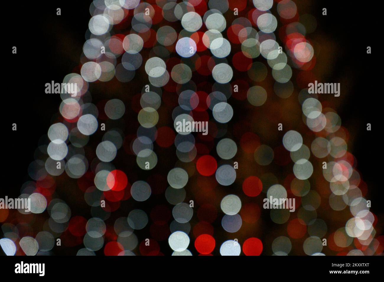 Abstrakt weihnachten Hintergrund mit weihnachtsbaum mit Dekorationen, defokussierte Bokeh Lichter im Freien. Stockfoto