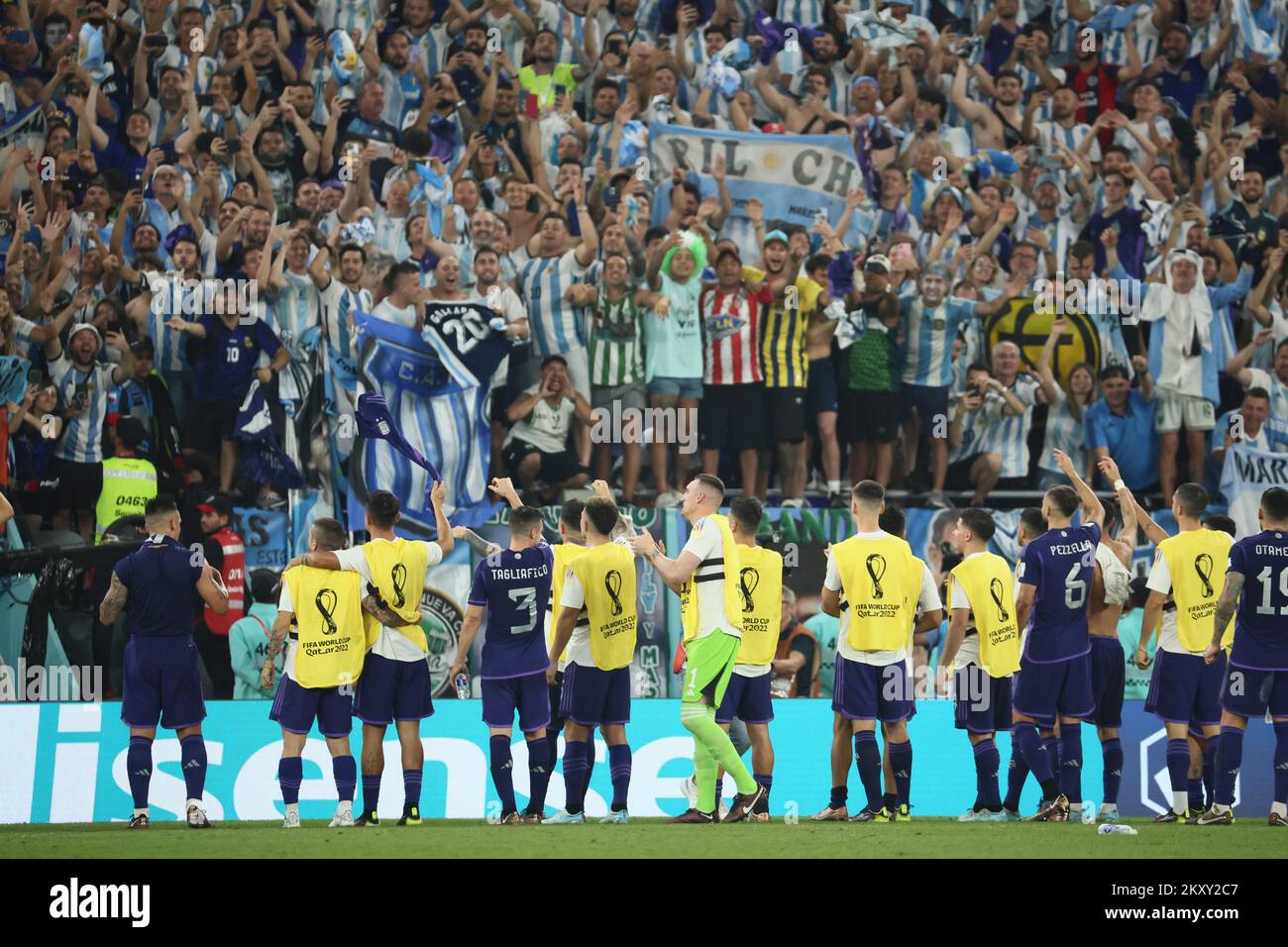 Doha, Katar. 30.. November 2022. Spieler Argentiniens feiern mit Fans nach dem Spiel der Gruppe C zwischen Polen und Argentinien bei der FIFA-Weltmeisterschaft 2022 im Stadium 974 am 30. November 2022 in Doha, Katar. Kredit: Lan Hongguang/Xinhua/Alamy Live News Stockfoto