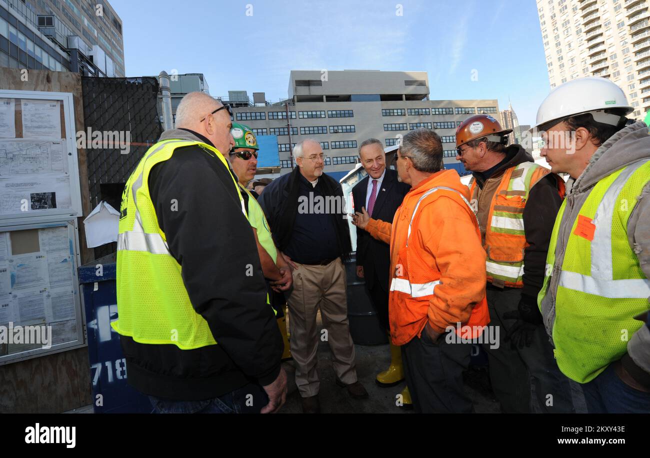 New York, New York, New York, 9. November 2012 FEMA-Administrator Craig Fugate, Center, und Senator Charles Schumer, richtig, sprechen Sie mit Bauarbeitern am NYU Langone Medical Center. Sie kamen, um die Schäden zu sehen, die durch Hurrikan Sandy verursacht wurden, und wurden von den Verwaltern des Zentrums und leitenden Beamten begleitet. New York, NY, 9. November 2012--FEMA-Administrator Craig Fugate, Blue Coat, und Senator Charles Schumer, TIE, sprechen mit Bauarbeitern am NYU Langone Medical Center. Sie kamen, um die Schäden zu sehen, die durch Hurrikan Sandy verursacht wurden, und wurden von den Verwaltern des Zentrums und leitenden Beamten begleitet. Fotos, Die Sich Darauf Beziehen Stockfoto