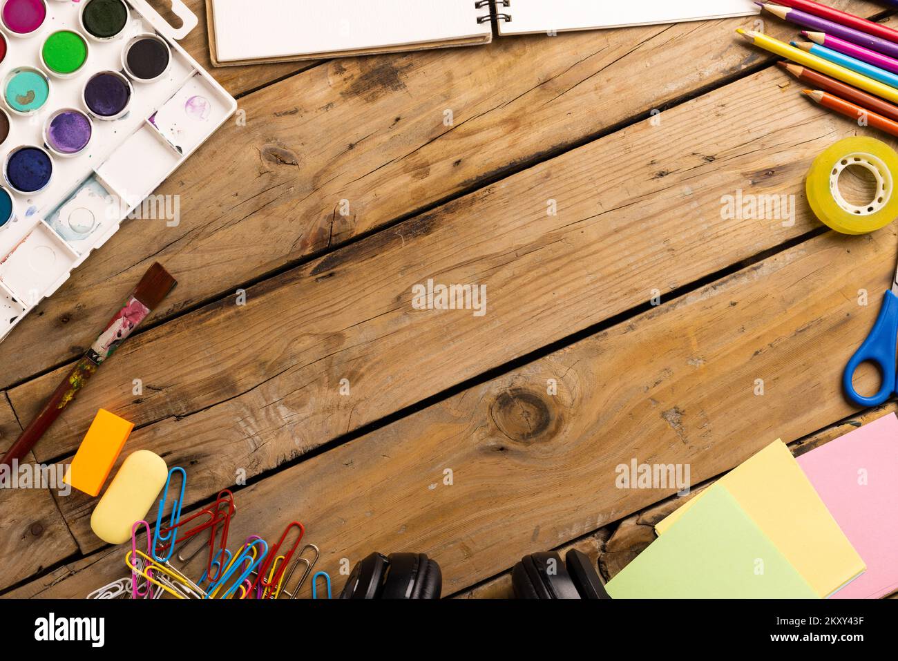 Zur Zusammensetzung von Malergeräten und Kopfhörern auf Holzhintergrund Stockfoto