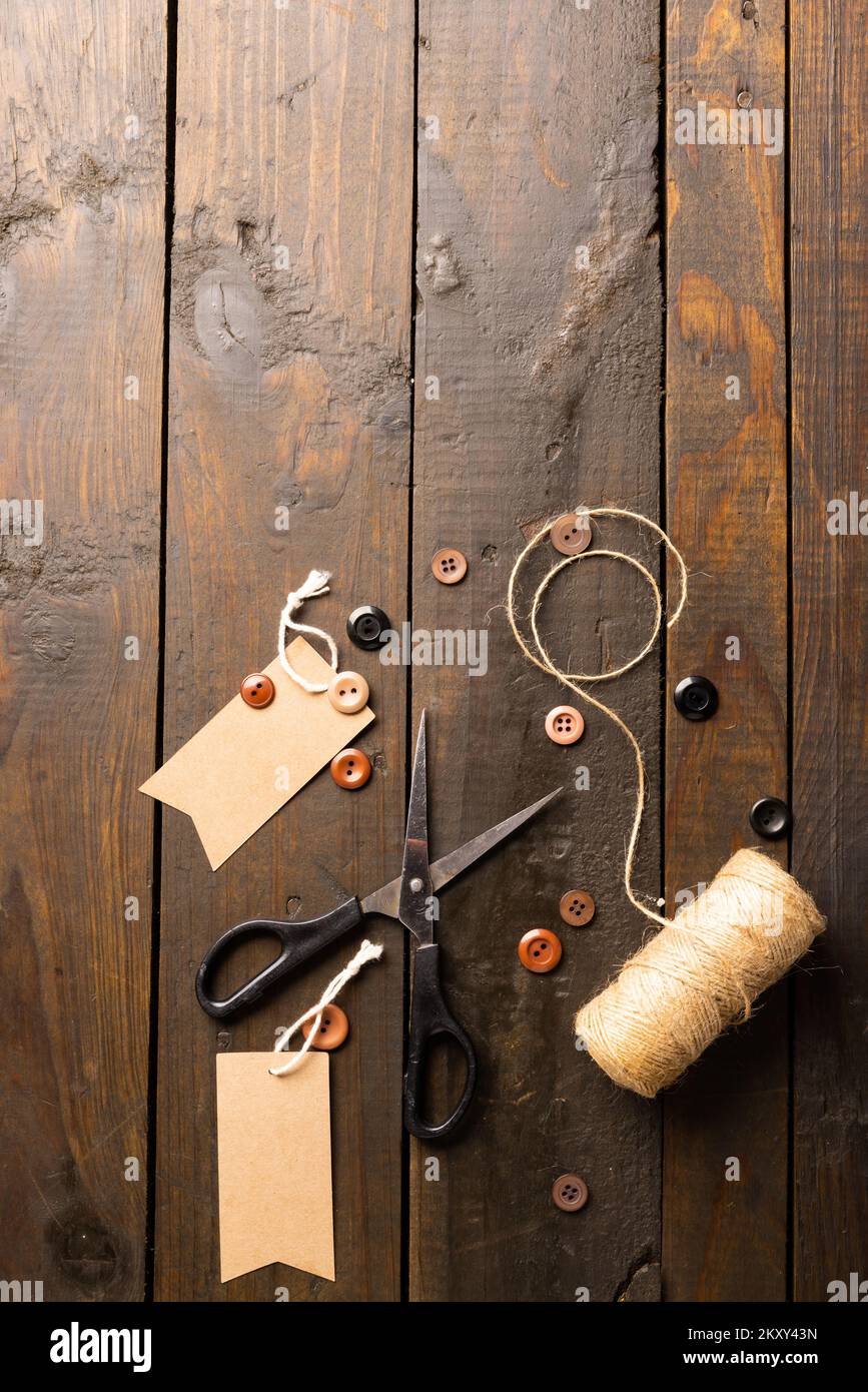 Zur Zusammensetzung der Nähausrüstung auf Holzhintergrund Stockfoto
