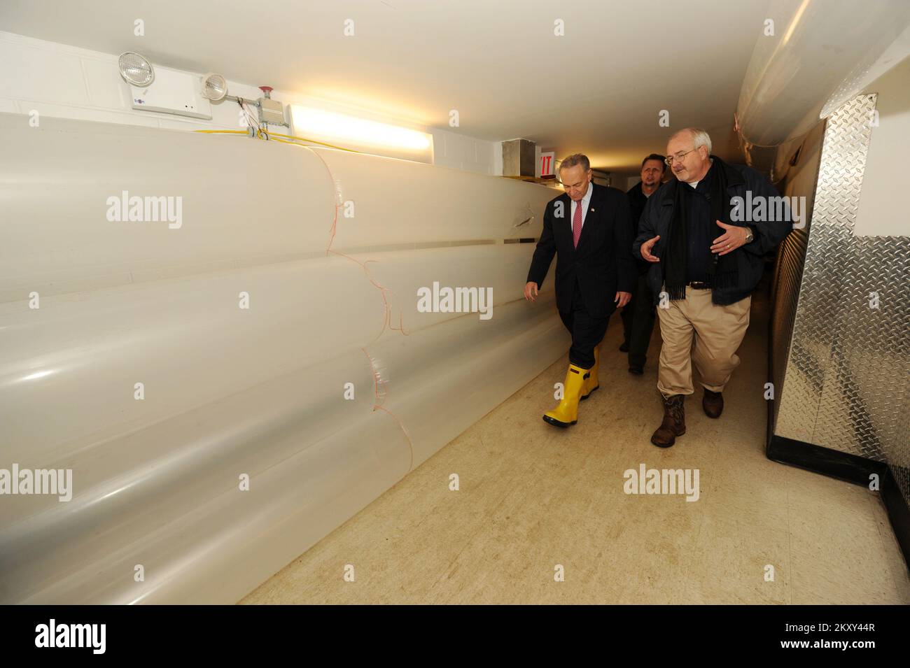 New York, New York, 9. November 2012, FEMA-Administrator Craig Fugate, rechts, spricht mit Senator Charles Schumer vom NYU Langone Medical Center. Sie kamen, um die Schäden zu sehen, die durch Hurrikan Sandy verursacht wurden, und wurden von den Verwaltern des Zentrums und leitenden Beamten begleitet. New York, NY, 9. November 2012--FEMA-Administrator Craig Fugate, rechts, spricht mit Senator Charles Schumer, am NYU Langone Medical Center. Sie kamen, um die Schäden zu sehen, die durch Hurrikan Sandy verursacht wurden, und wurden von den Verwaltern des Zentrums und leitenden Beamten begleitet. Fotos zu Katastrophen- und Notfallmanagementprogrammen, Aktivitäten und von Stockfoto