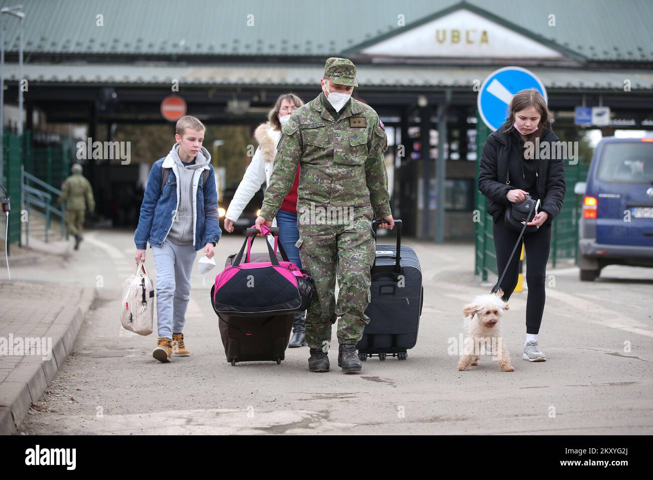 Menschen, die nach der Invasion Russlands in die Ukraine am 9. März 2022 in Ubla, Slowakei, am Grenzübergang von Ubla auf der Flucht aus der Ukraine sind. Foto: Matija Habljak/PIXSELL Stockfoto