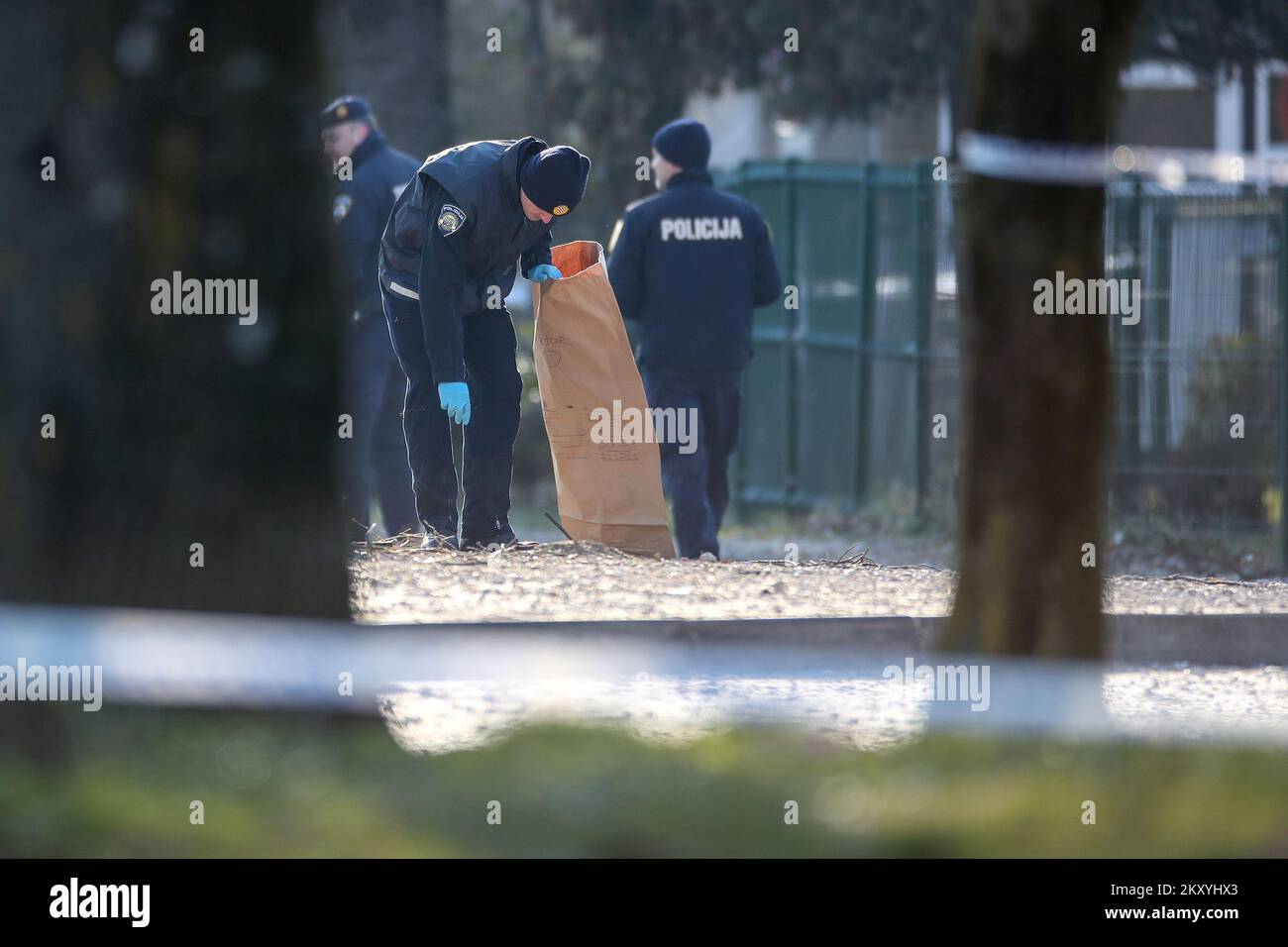 Die Polizei führt in Zusammenarbeit mit der Militärpolizei eine Untersuchung durch, nach einem pilotenlosen Absturz eines Militärflugzeugs in der Nähe des Studentenwohnheims Stjepan Radic gegen 11:00 Uhr am 10. März 2022 in Zagreb, Kroatien. Nach den bisher erhobenen Daten gelangten aus dem Luftraum der Ukraine und Ungarns aus dem kroatischen Luftraum von Osten nach Westen pilotenlose Militärflugzeuge, die wahrscheinlich eine TU-141 aus der Sowjetära aufweisen, mit einer Geschwindigkeit von 700 km/h in einer Höhe von 1300 m. Foto: Igor Kralj/PIXSELL Stockfoto