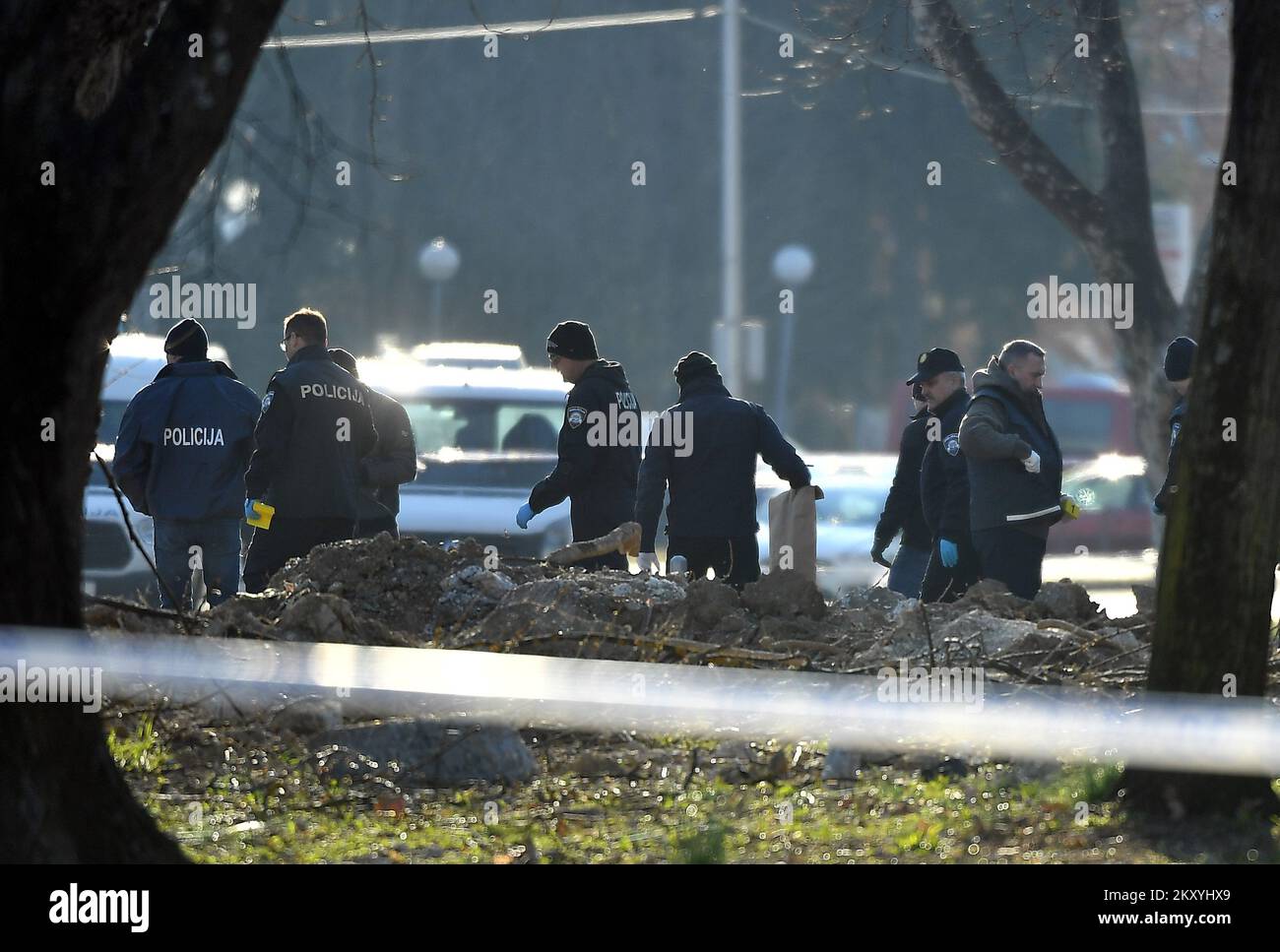 Die Polizei führt in Zusammenarbeit mit der Militärpolizei eine Untersuchung durch, nach einem pilotenlosen Absturz eines Militärflugzeugs in der Nähe des Studentenwohnheims Stjepan Radic gegen 11:00 Uhr am 10. März 2022 in Zagreb, Kroatien. Nach den bisher erhobenen Daten gelangten aus dem Luftraum der Ukraine und Ungarns pilotenlose Militärflugzeuge, die wahrscheinlich eine TU-141 aus der Sowjetära mit schweren Fehlfunktionen aufweisen, von Osten nach Westen in den kroatischen Luftraum mit einer Geschwindigkeit von 700 km/h in einer Höhe von 1300 m. Foto: Marko Lukunic/PIXSELL Stockfoto