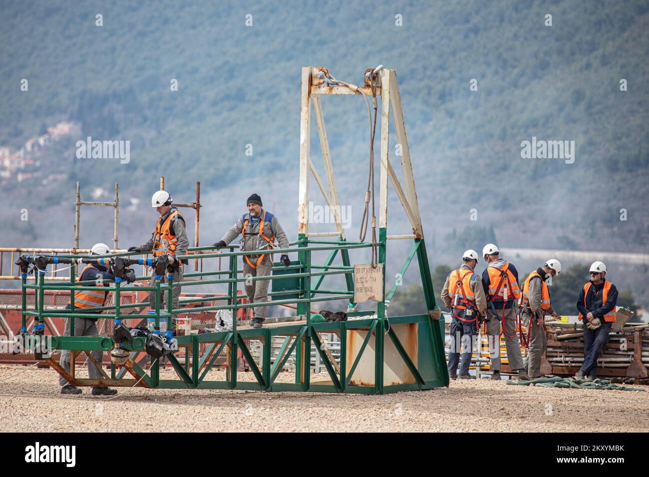 Vorbereitungen für die Installation des letzten Segments der Ston-Brücke im Rahmen des Projekts „South Dalmatia Road Connectivity“ am 15. März 2022 in Broce bei Ston; Kroatien. Das Projekt besteht aus dem Bau einer 32,5 km langen alternativen Straße, die vollständig innerhalb Kroatiens gebaut wird, um die beiden Grenzübergänge mit Bosnien und Herzegowina zu umgehen und den Küstenstreifen von Bosnien und Herzegowina Neum zu überqueren. Das Projekt umfasst die 2,4 km lange Peljesac-Brücke und 12 km Zufahrtsstraßen, die Verbesserung der bestehenden D414-Straße auf einer Länge von 10,2 km und den Bau einer 7,9 km langen Umgehungsstraße um diese Straße Stockfoto