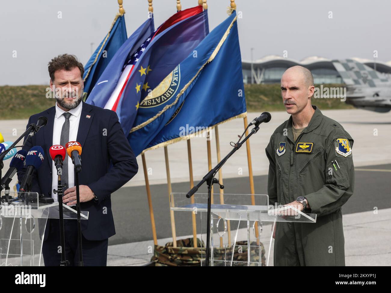 Der Befehlshaber des 31.. Kampfflügelbrigadiers im Luftwaffenstützpunkt Aviano, General Jason E. Bailey (R), spricht nach einem Treffen mit dem kroatischen Verteidigungsminister Mario Banozic (L) in den Baracken von PK Marko Zivkovic am Flughafen Pleso in Zagreb, Kroatien, am 17. März 2022 zu einer Pressekonferenz. Zwei US-Dollar Die Air Force F-16 Fighting Falcon, die zur 555.. Kampfgeschwader des 31.. Kampfflugflügels mit Sitz auf dem Luftwaffenstützpunkt Aviano gehört, wird zum Luftwaffenstützpunkt Croatiaâ€™am Flughafen Pleso entsandt, um eine Kampfübung mit der kroatischen Air Force 191.-Kampfgeschwader durchzuführen und dabei die kollektive Verteidigung der NATO zu unterstützen Südlich Stockfoto