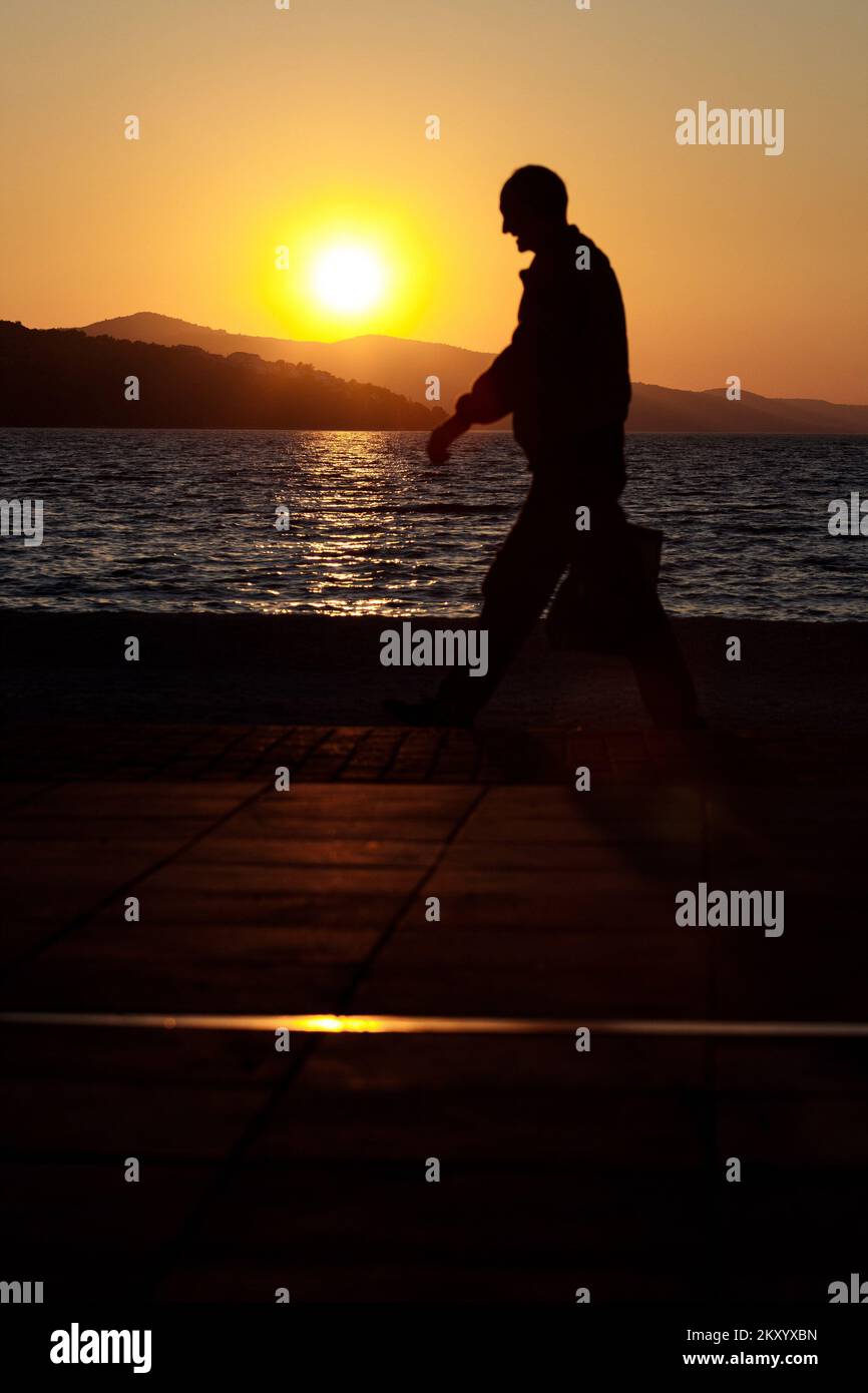 Ein Blick auf den magischen Sonnenuntergang auf Okrug Gornji. In der Nähe von Trogir, Kroatien am 24. März 2022. Foto: Miroslav Lelas/PIXSELL Stockfoto