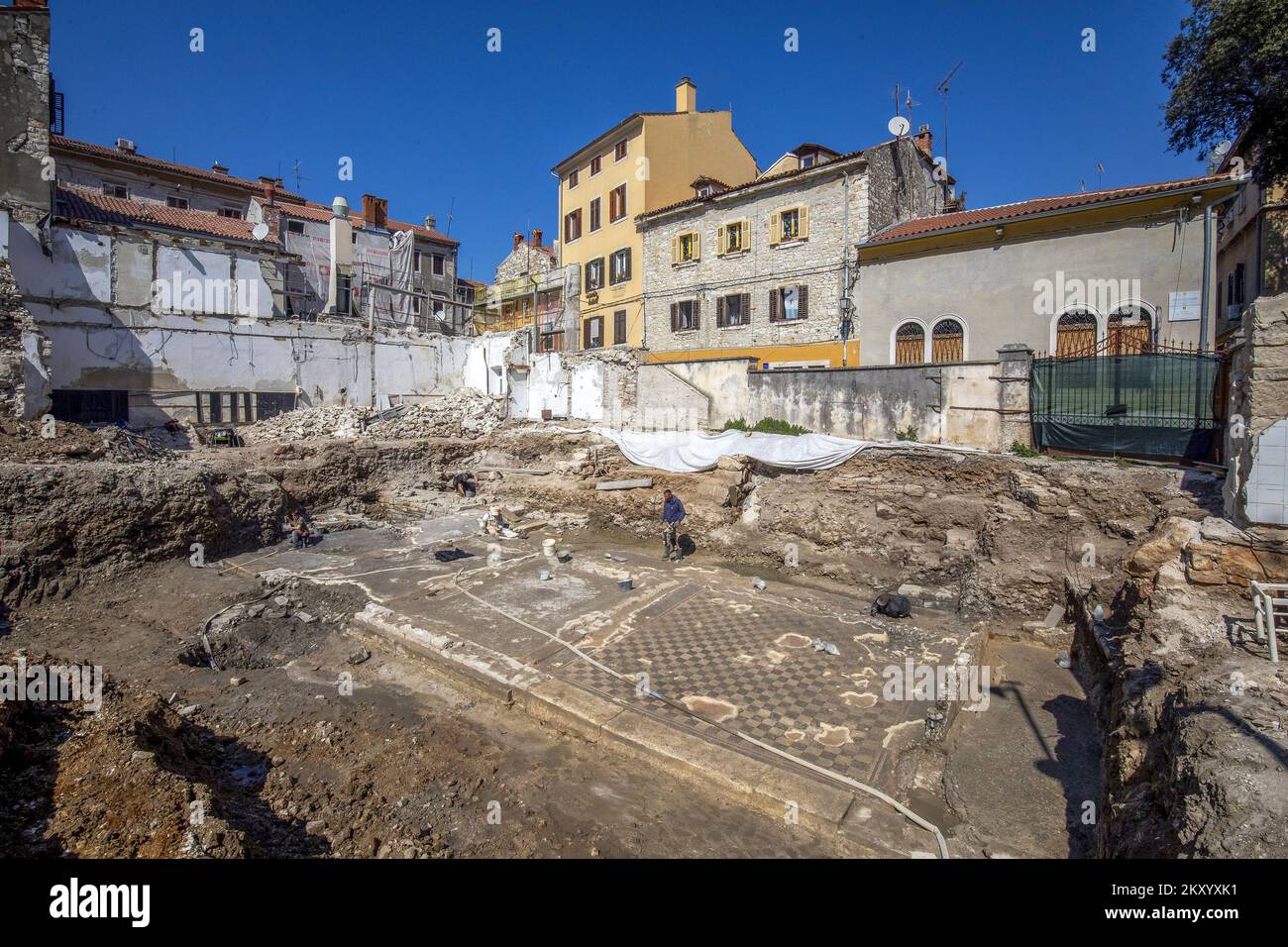 Archäologische Überreste wurden am Dante-Platz in Pula, Kroatien, am 24. März 2022 entdeckt. Nur ein kleiner Teil der Segmente wurde an dem Ort entdeckt, an dem das Wohn- und Geschäftsgebäude gebaut werden soll, und es wird mehr Zeit für genauere Recherchen benötigt. Foto: Srecko Niketic/PIXSELL Stockfoto