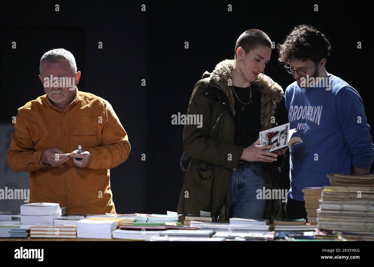 BOOKA, eine Buch- und Comicmesse, wurde am 24. März 2022 in der Großen Halle Hale in Zagreb, Kroatien, eröffnet. BOOKA ist eine Buch- und Comicmesse, die vom Konzertsaal der Tvornica-Kultur organisiert wird und Besuchern eine große Auswahl an Büchern, Comics und seltenen Ausgaben an einem Ort bietet. Foto: Sanjin Strukic/PIXSELL Stockfoto