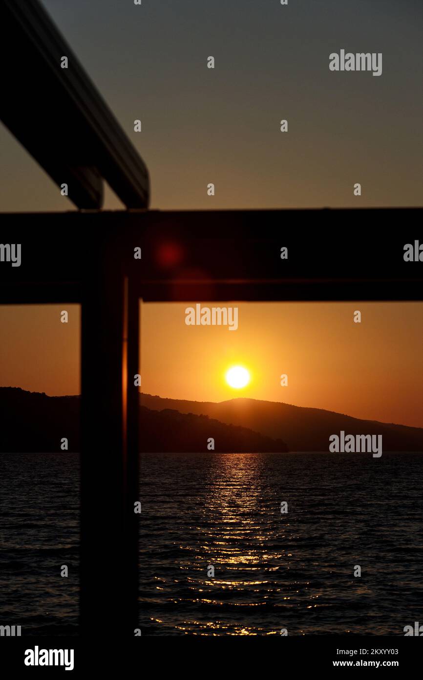 Ein Blick auf den magischen Sonnenuntergang auf Okrug Gornji. In der Nähe von Trogir, Kroatien am 24. März 2022. Foto: Miroslav Lelas/PIXSELL Stockfoto