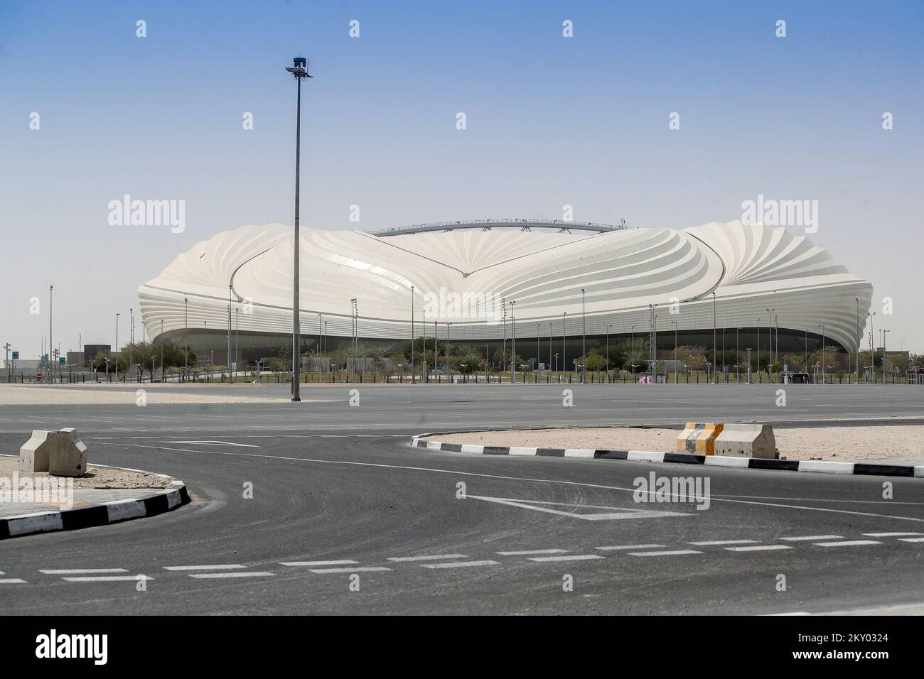 Das Foto zeigt das Al Janoub Stadium in Al Wakrah. Katar am 29. März 2022. Das Al Janoub Stadion bietet Platz für 40.000 Personen und wurde als Zeichen der „Vorstellung“ von Perlenfischerbooten entworfen, die eines der berühmtesten Symbole der Region Katar sind. Als eines der ältesten dauerhaft bewohnten Gebiete von Qatarâ € ist Al Wakrah seit langem als Zentrum für Perlentauchen und Angeln bekannt. Im Al Janoub Stadium finden sechs Gruppenspiele der FIFA Weltmeisterschaft sowie ein Spiel der Runde 16 statt. Foto: Igor Kralj/PIXSELL Stockfoto