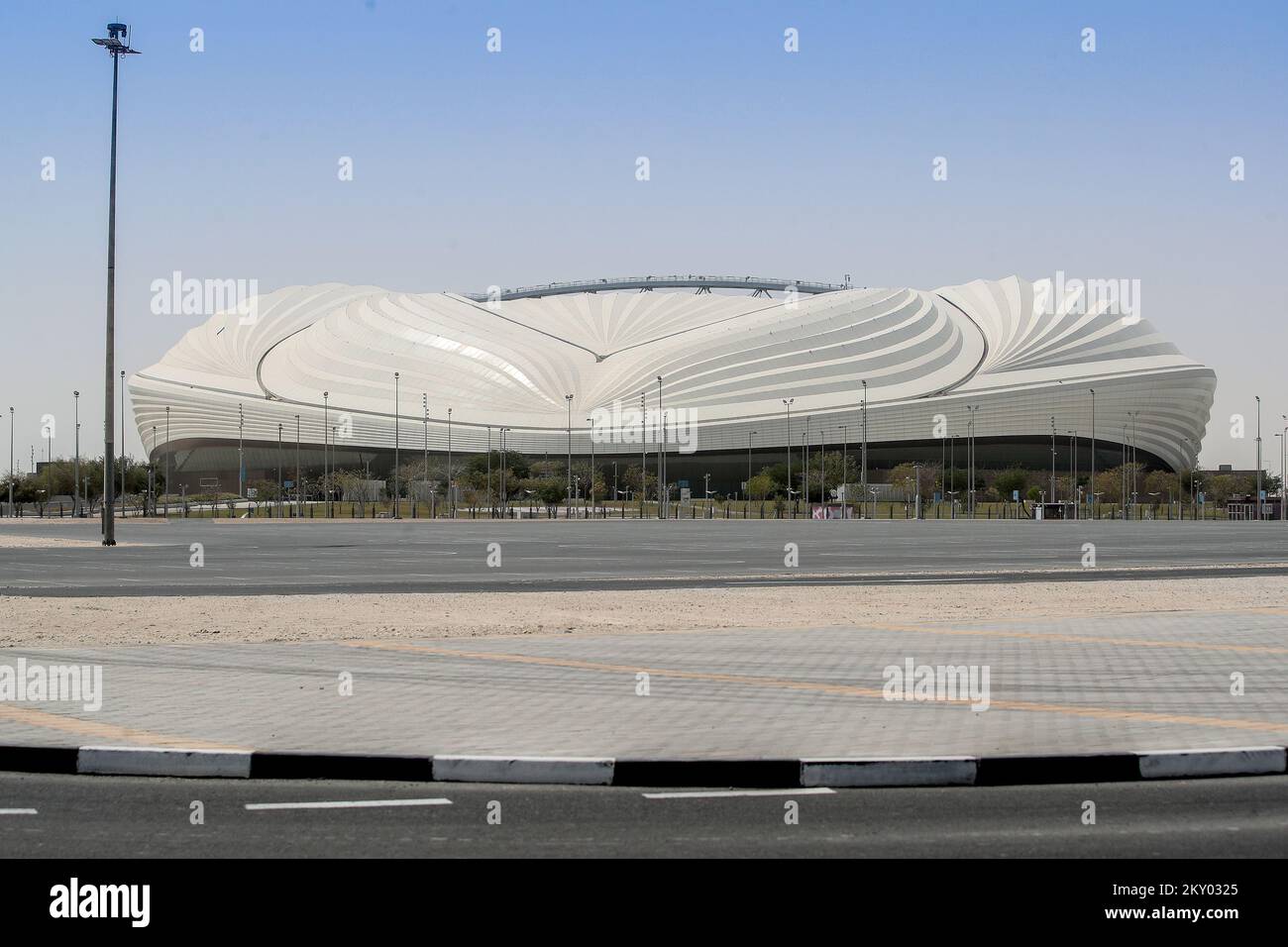 Das Foto zeigt das Al Janoub Stadium in Al Wakrah. Katar am 29. März 2022. Das Al Janoub Stadion bietet Platz für 40.000 Personen und wurde als Zeichen der „Vorstellung“ von Perlenfischerbooten entworfen, die eines der berühmtesten Symbole der Region Katar sind. Als eines der ältesten dauerhaft bewohnten Gebiete von Qatarâ € ist Al Wakrah seit langem als Zentrum für Perlentauchen und Angeln bekannt. Im Al Janoub Stadium finden sechs Gruppenspiele der FIFA Weltmeisterschaft sowie ein Spiel der Runde 16 statt. Foto: Igor Kralj/PIXSELL Stockfoto