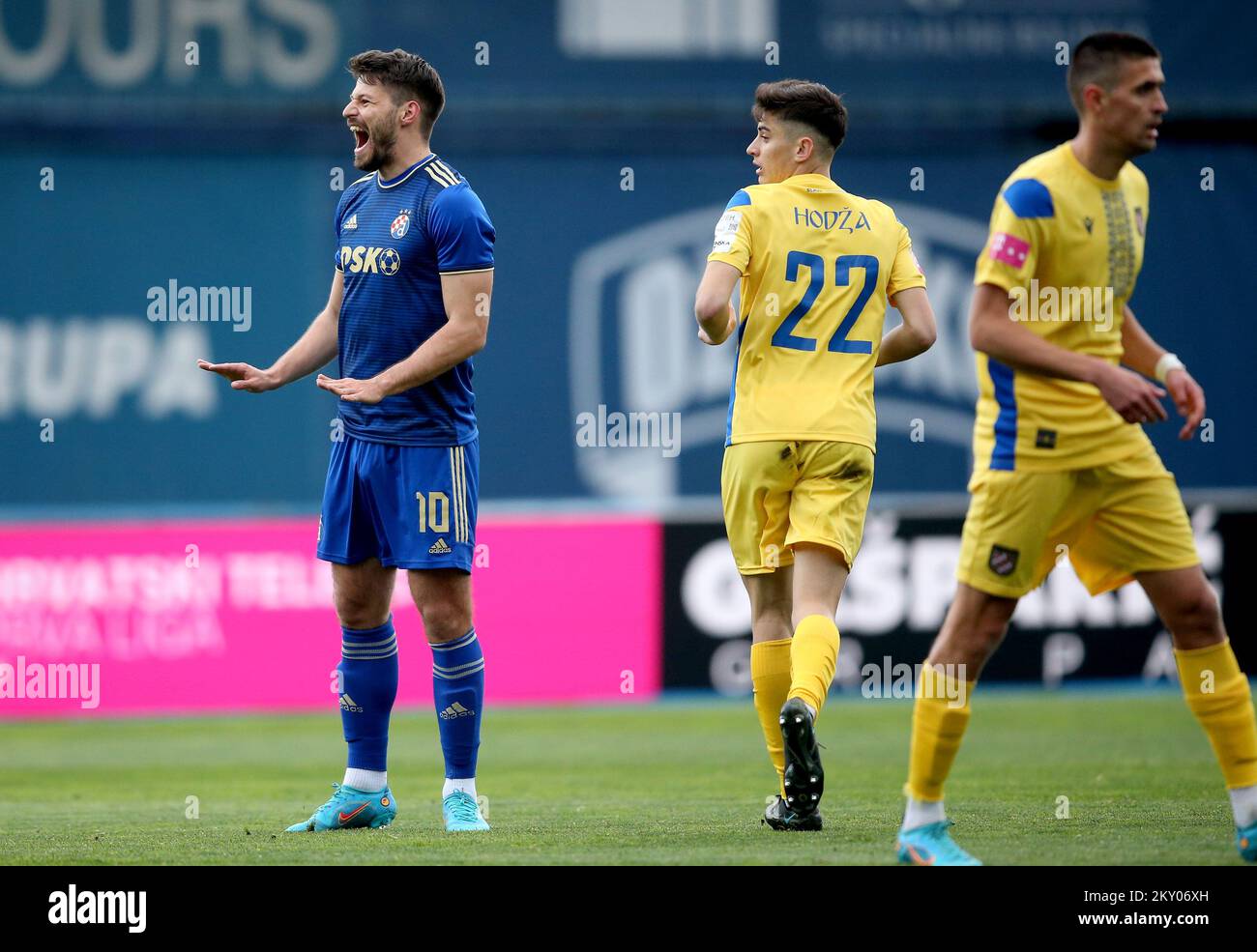 Bruno Petrkovic von Dinamo Zagreb und Veldin Hodza von Hrvatski Dragovoljac  beim Spiel der kroatischen Ersten Liga zwischen GNK Dinamo Zagreb und  Hrvatski Dragovoljac im Maksimir-Stadion in Zagreb, Kroatien, am 2. April