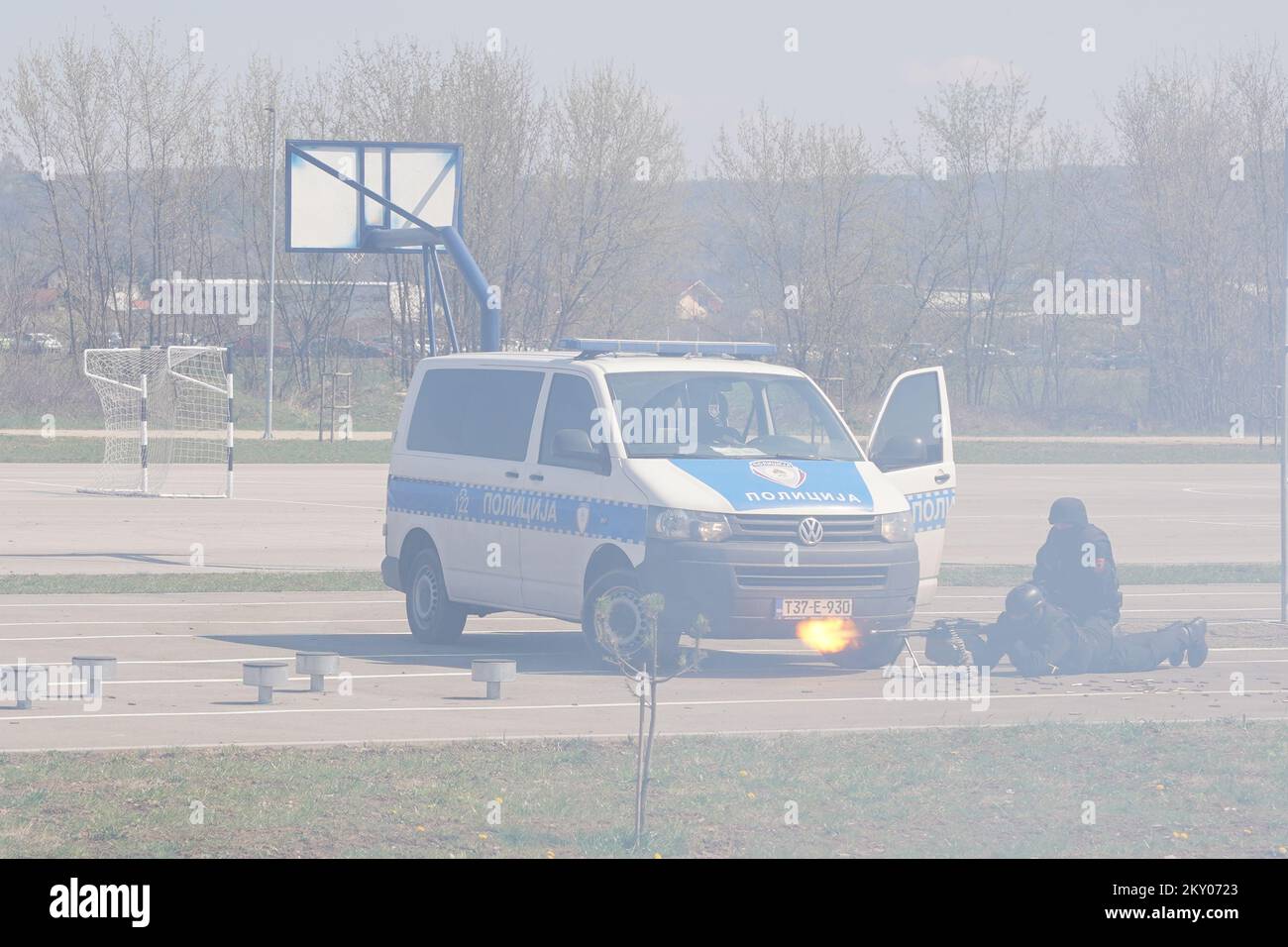 Eine Demonstrationsübung im RS MUP-Ausbildungszentrum in Zaluzani bei Banja Luka bezeichnete den 30.. Jahrestag der Gründung des Innenministeriums der Republika Srpska. Schüsse, Detonationen und Hubschrauberüberflüge sind Szenen, die heute im Trainingszentrum auf dem Demonstrationsgelände aufgenommen wurden, wo Mitglieder des serbischen Innenministeriums ihre Fähigkeiten unter Beweis stellten. Einmal kam im Rahmen der Übung ein alter Bus am Ausbildungszentrum an, das von Despoti-Kampffahrzeugen angehalten und dann von Mitgliedern des Innenministeriums umzingelt und neutralisiert wurde. In Banja Luka Stockfoto