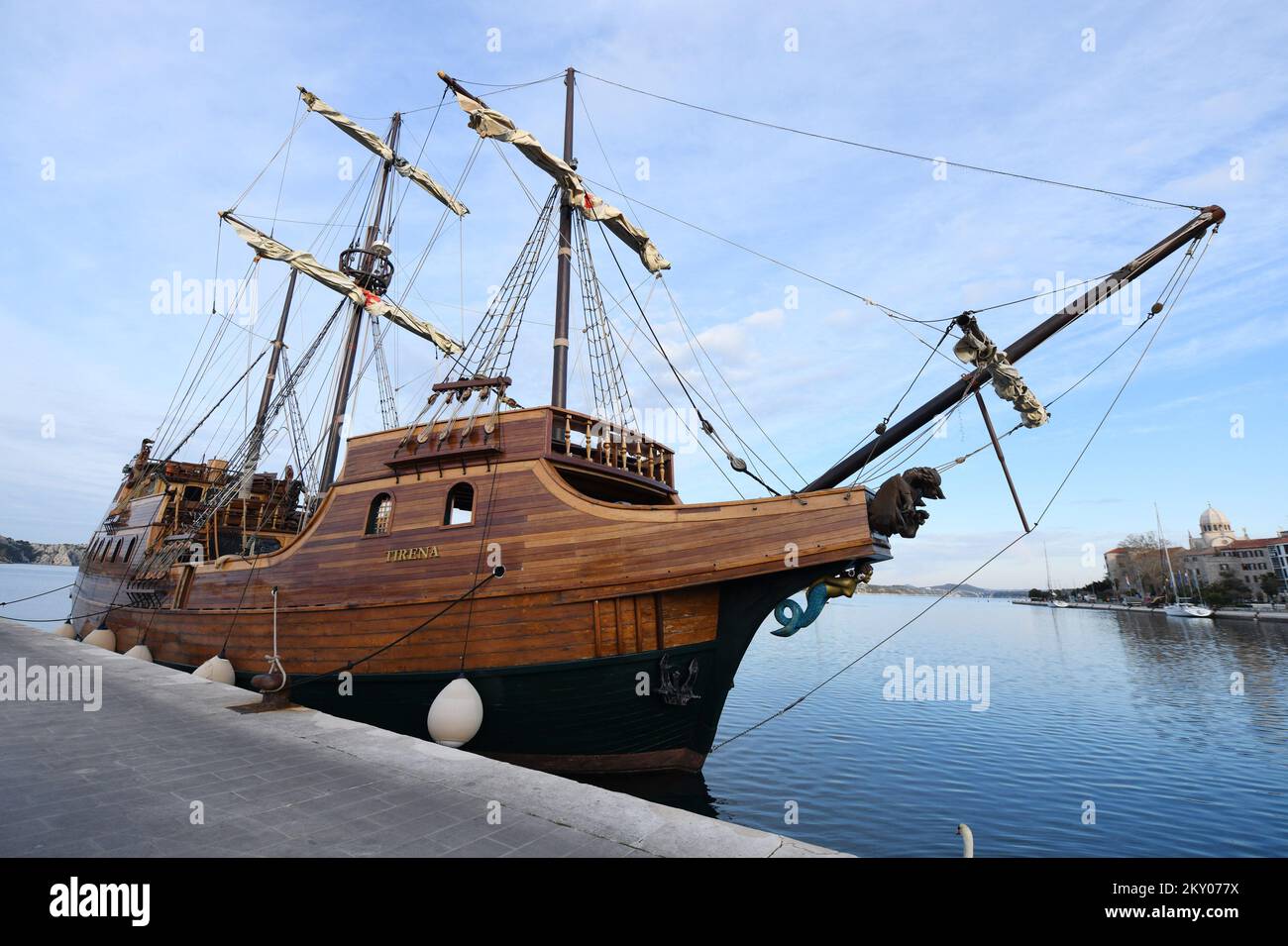 Die attraktive Galleon Tirena am Ufer von Sibenik zieht Passanten an. Dubrovniks hölzernes Segelschiff ist eine Nachbildung einer Galeere aus dem 16.. Jahrhundert. Tirena wurde in einer spezialisierten Werft in Omis erbaut, einer Stadt, die als mittelalterliche kroatische „Piratenhauptstadt“ bekannt ist. Der Bau selbst erwies sich als sehr schwierig, so dass die Werft erweitert werden musste, um den Bau der Galeere abzuschließen. Tirena wurde nach den exakten Entwürfen der Galeone Dubrovnik aus dem Archiv des Dubrovnik Maritime Museum erbaut und ist eine 31m m lange und 5,7m m breite Galeere mit einem 15 m langen Mast, vier Stockfoto