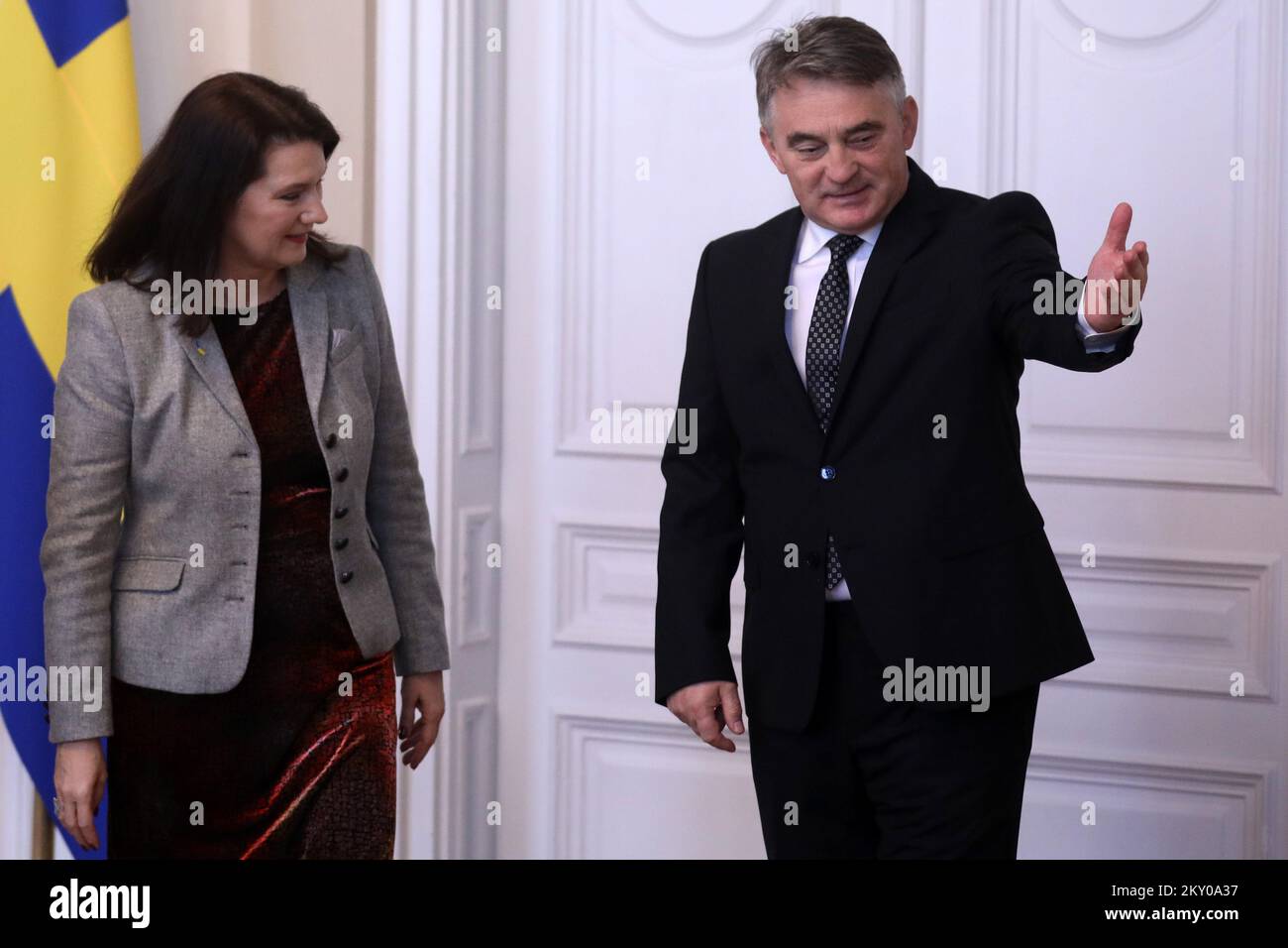 Mitglied des bosnisch-herzogischen Ratsvorsitzes Zeljko Komsic und Außenministerin Schwedens Ann Linde vor dem Treffen am 12. April 2022 in Sarajewo (Bosnien und Herzegowina). Foto: Armin Durgut/PIXSELL Stockfoto