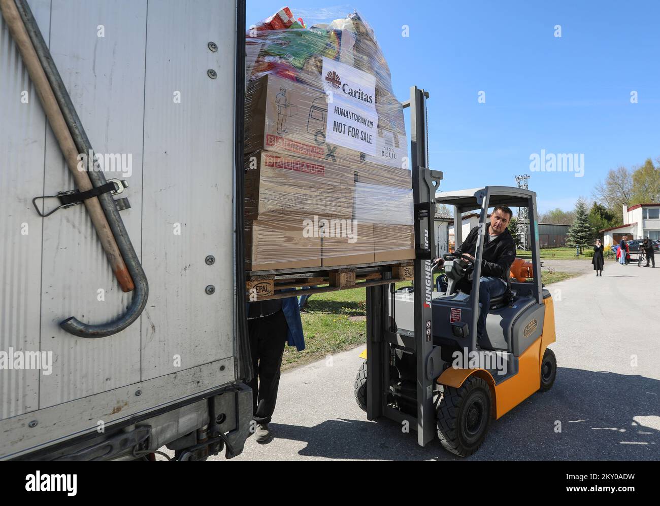 Entsendung humanitärer Hilfe an die Ukraine, Caritas der Erzdiözese Zagreb in Zagreb, Kroatien am 12. April 2022. Die Erzdiözese Caritas hat bisher 43 Paletten humanitärer Hilfe für die Opfer der Ukraine in der Aktion "und die kleinen Dinge, die wichtig sind - Hilfe für Flüchtlinge aus der Ukraine" von Einzelpersonen, Unternehmen, Schulen, Kindergärten und der Gemeinde Caritas gesammelt. Foto: Robert Anic/PIXSELL Stockfoto