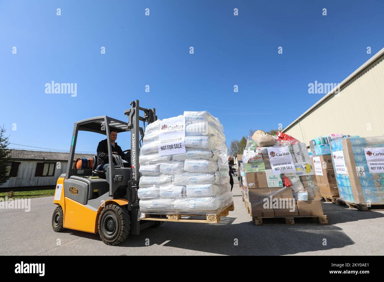 Entsendung humanitärer Hilfe an die Ukraine, Caritas der Erzdiözese Zagreb in Zagreb, Kroatien am 12. April 2022. Die Erzdiözese Caritas hat bisher 43 Paletten humanitärer Hilfe für die Opfer der Ukraine in der Aktion "und die kleinen Dinge, die wichtig sind - Hilfe für Flüchtlinge aus der Ukraine" von Einzelpersonen, Unternehmen, Schulen, Kindergärten und der Gemeinde Caritas gesammelt. Foto: Robert Anic/PIXSELL Stockfoto