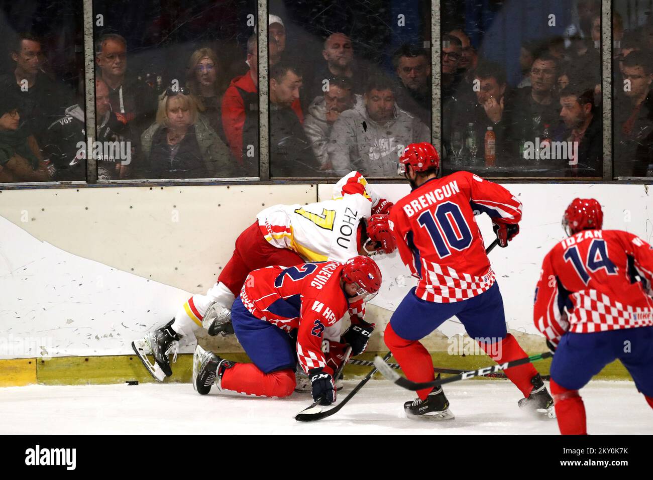 Alex Dimitrijevic aus Kroatien drängt sich während des Spiels der Eishockey-Weltmeisterschaft Division II Gruppe A zwischen Kroatien und China auf der Velesajam Ice Rink am 29. April 2022 in Zagreb, Kroatien, in die Vorstände von Kelin Zhou aus China. Foto: Luka Stanzl/PIXSELL Stockfoto