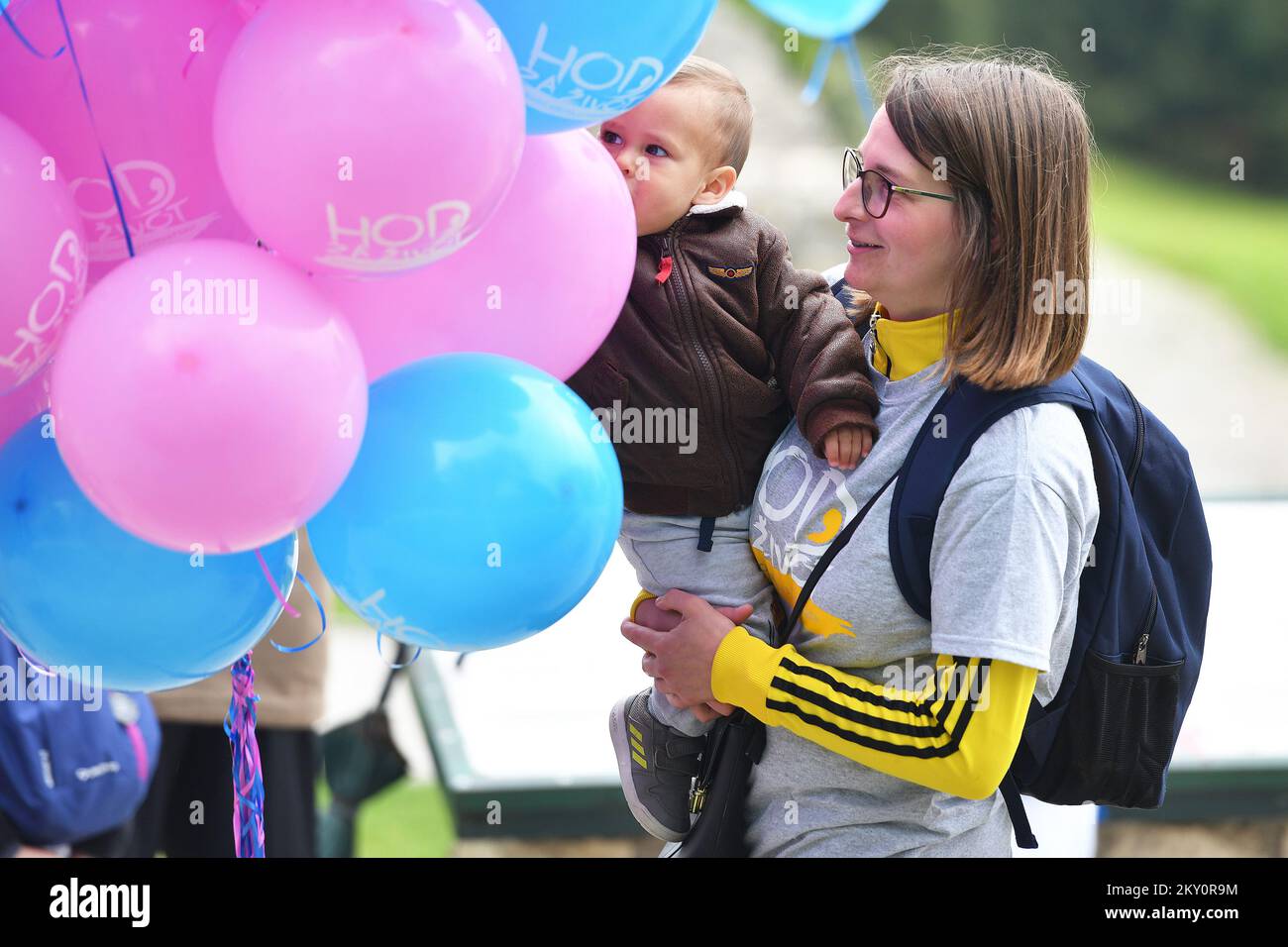 Menschen nehmen am 7. Mai 2022 an Walk for Life an Anti-Abtreibungsprotest in Varazdin, Kroatien, Teil. Am Samstag fanden zwei Demonstrationen der Zivilgesellschaft am selben Ort, der nördlichen Stadt Varazdin, statt - ein Walk for Life und eine Gegendemonstration mit dem Titel Saturday for Freedom. Stockfoto