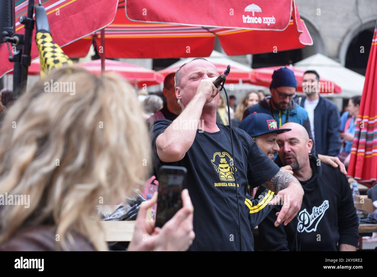 Die beliebteste Band von Bisnia und Herzegowina, Dubioza Koletiv, tritt am May7. 2022 während ihres Pop-up-Konzerts auf dem Dolac Market in Zagreb, Kroatien, auf. Foto: Bruno Fantulin/PIXSELL Stockfoto