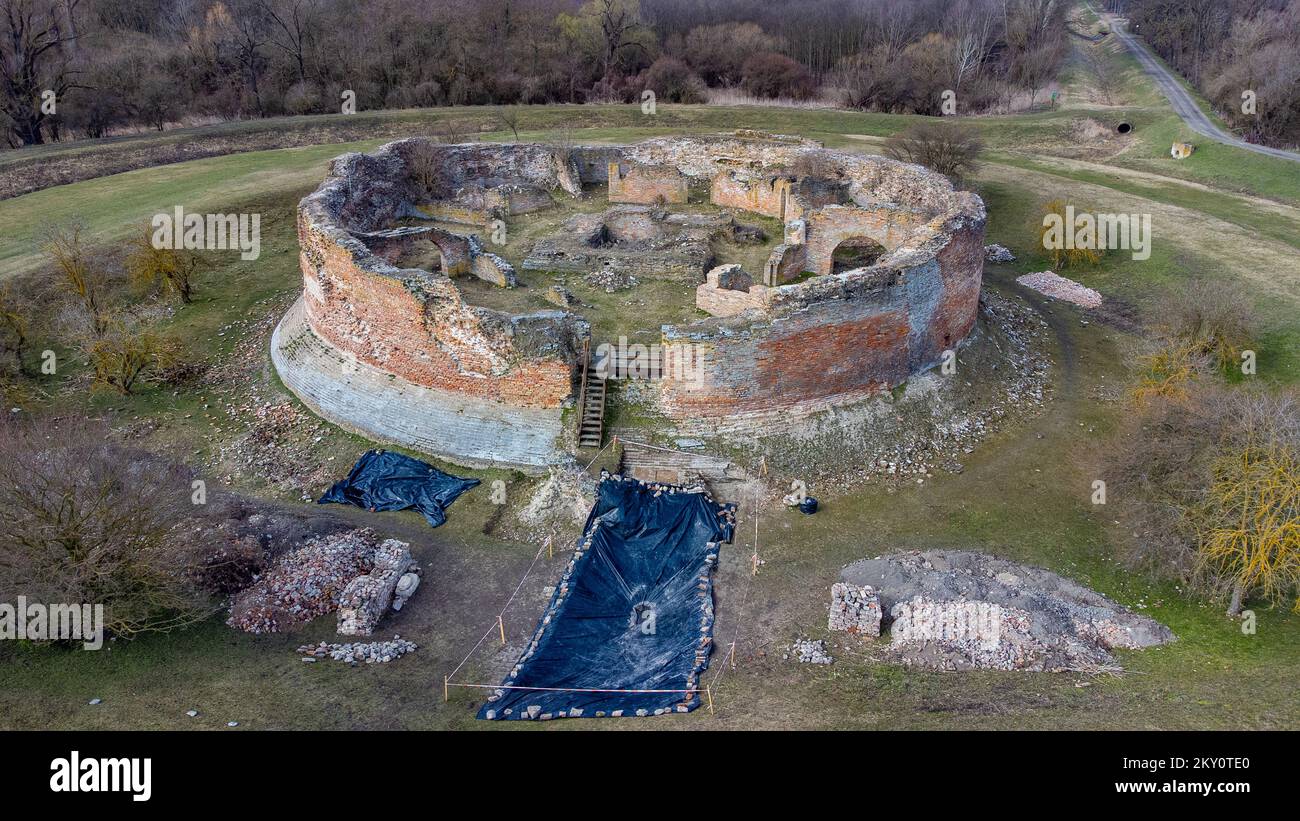 Aus der Vogelperspektive sehen Sie die Mauern von Korodjgrad oder