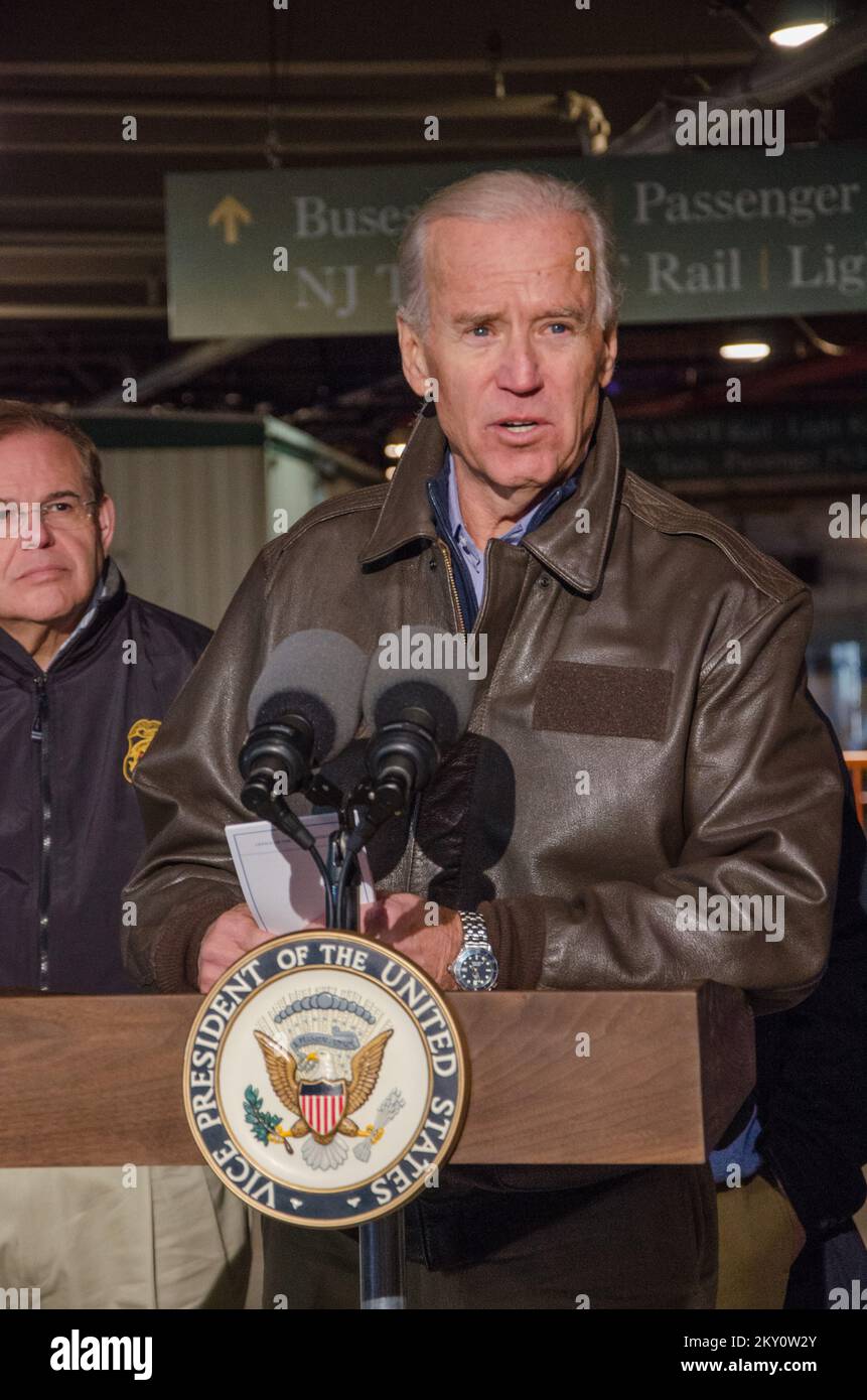 Vizepräsident Biden führt zu PATH Station in Hoboken. Hurrikan Sandy Aus New Jersey. Fotos zu Katastrophen- und Notfallmanagementprogrammen, Aktivitäten und Beamten Stockfoto