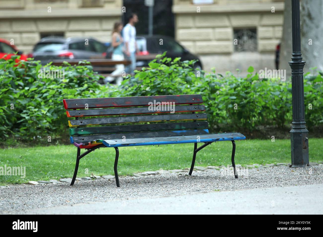 Ein Mann besprüht Farben mit schwarzer Farbe über einer regenbogenfarbenen Bank, die anlässlich des Internationalen Tages gegen Homophobie, Transphobie und Biphobie im Park Zrinjevac in Zagreb, Kroatien, am 17. Mai 2022 in Regenbogenfarben bemalt wird. Foto: Pixsell Stockfoto