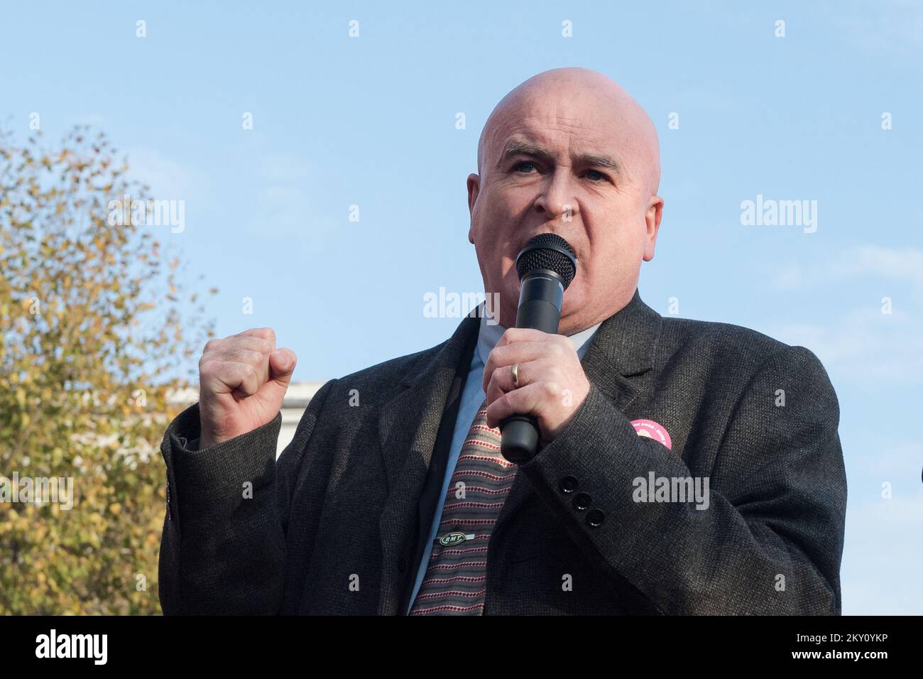 London, Großbritannien. 30.. November 2022. Mick Lynch, Generalsekretär der National Union of Rail, Maritime and Transport Workers (RMT), spricht am dritten Tag des landesweiten Streiks in London bei einer Kundgebung von Hochschulmitarbeitern und Unterstützern vor dem Bahnhof King's Cross. Mehr als 70.000 Mitarbeiter an 150 britischen Universitäten gingen für den dritten Tag des von der University and College Union (UCU) eingeleiteten Arbeitskampfes über Renten, Gehälter und Arbeitsbedingungen hinaus und machten es zur größten Streikaktion in der Geschichte der Hochschulbildung. Kredit: Wiktor Szymanowicz/Alamy Live News Stockfoto