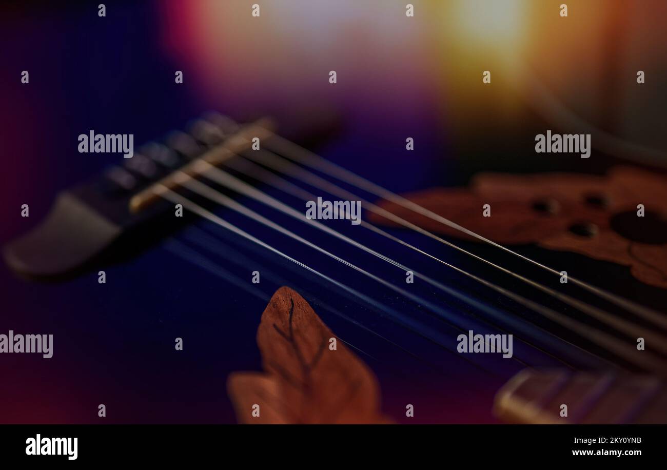 Nahaufnahme akustischer Gitarrensaiten. Stockfoto