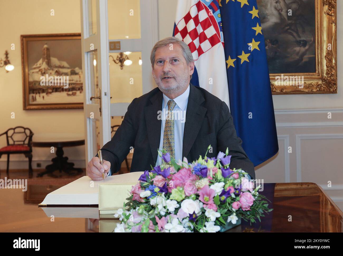 Johannes Hahn, für Haushalt und Verwaltung zuständiges Mitglied der Europäischen Kommission, ist auf dem Foto bei einem Besuch in Kroatien zu sehen, wo er am 20. Mai 2022 in Zagreb, Kroatien, mit Premierminister Andrej Plenkovic zusammentraf. Nach dem Treffen in der Banski dvori wird Kommissar Hahn mehrere Orte in der Gegend von Petrinja besuchen, einer Stadt, die vor zwei Jahren von einem schweren Erdbeben heimgesucht wurde. Foto: Robert Anic/PIXSELL Stockfoto