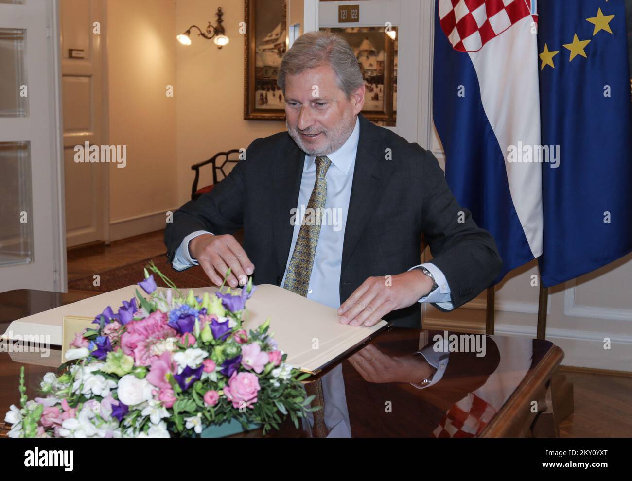 Johannes Hahn, für Haushalt und Verwaltung zuständiges Mitglied der Europäischen Kommission, ist auf dem Foto bei einem Besuch in Kroatien zu sehen, wo er am 20. Mai 2022 in Zagreb, Kroatien, mit Premierminister Andrej Plenkovic zusammentraf. Nach dem Treffen in der Banski dvori wird Kommissar Hahn mehrere Orte in der Gegend von Petrinja besuchen, einer Stadt, die vor zwei Jahren von einem schweren Erdbeben heimgesucht wurde. Foto: Robert Anic/PIXSELL Stockfoto