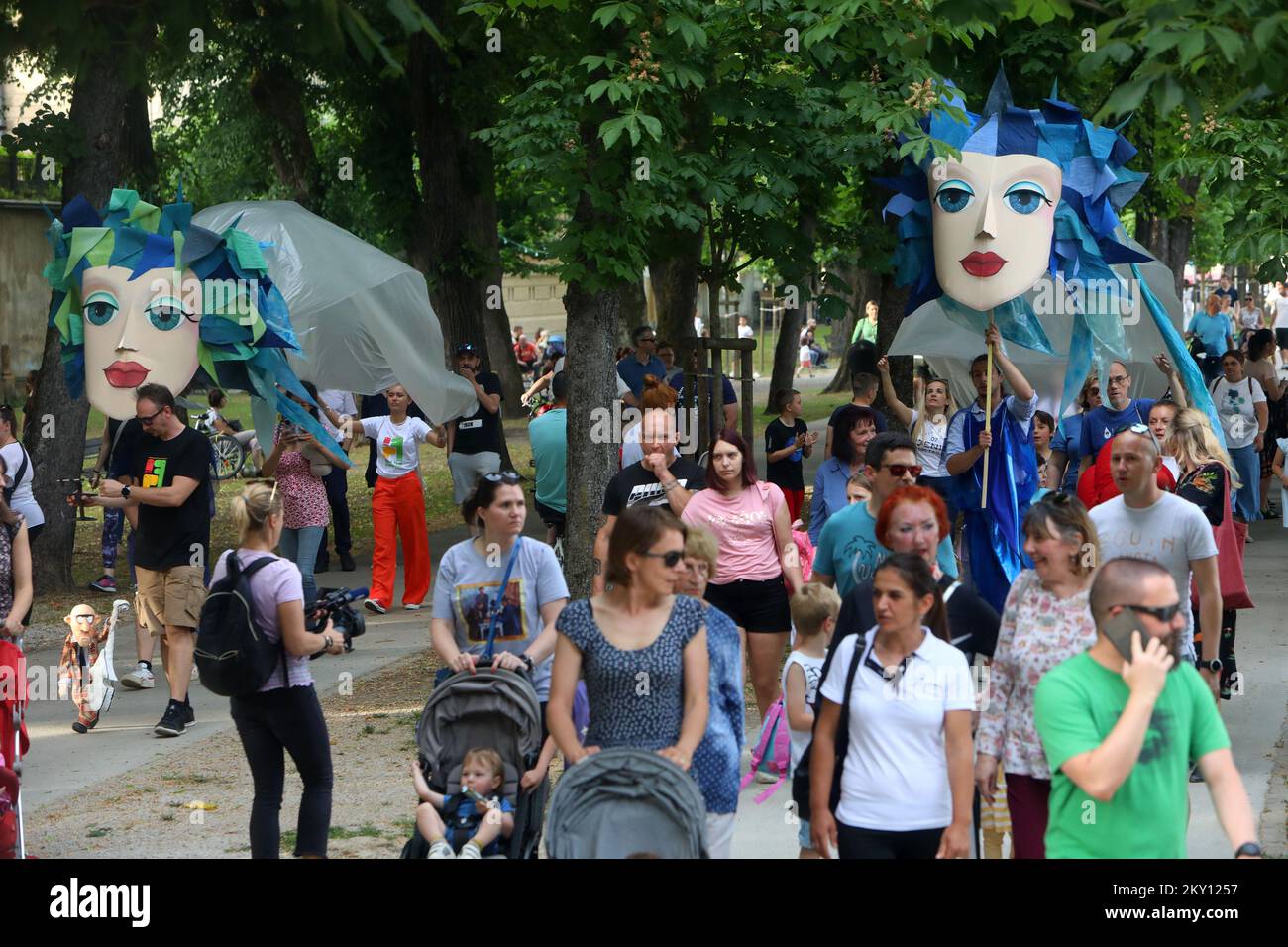 Bürger versammelten sich auf den Straßen, um an einer Marionettenparade im Rahmen des internationalen Marionettenfestivals „Input Fest“ am 24. Mai 2022 in Karlovac, Kroatien, teilzunehmen. Der erste Tag des Input Fest begann mit einer Marionettenparade, und in den folgenden Tagen wird ein Wettkampfprogramm von Maribor, Rijeka, Split, Osijek und Zadar abgehalten. Das Input Fest findet vom 24. Bis 29. Mai statt. Foto: Kristina Stedul Fabac/PIXSELL Stockfoto