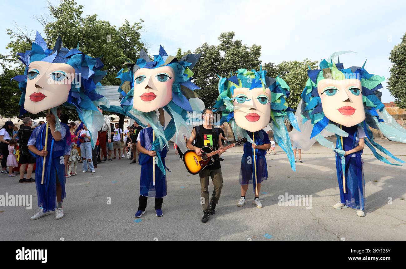 Bürger versammelten sich auf den Straßen, um an einer Marionettenparade im Rahmen des internationalen Marionettenfestivals „Input Fest“ am 24. Mai 2022 in Karlovac, Kroatien, teilzunehmen. Der erste Tag des Input Fest begann mit einer Marionettenparade, und in den folgenden Tagen wird ein Wettkampfprogramm von Maribor, Rijeka, Split, Osijek und Zadar abgehalten. Das Input Fest findet vom 24. Bis 29. Mai statt. Foto: Kristina Stedul Fabac/PIXSELL Stockfoto