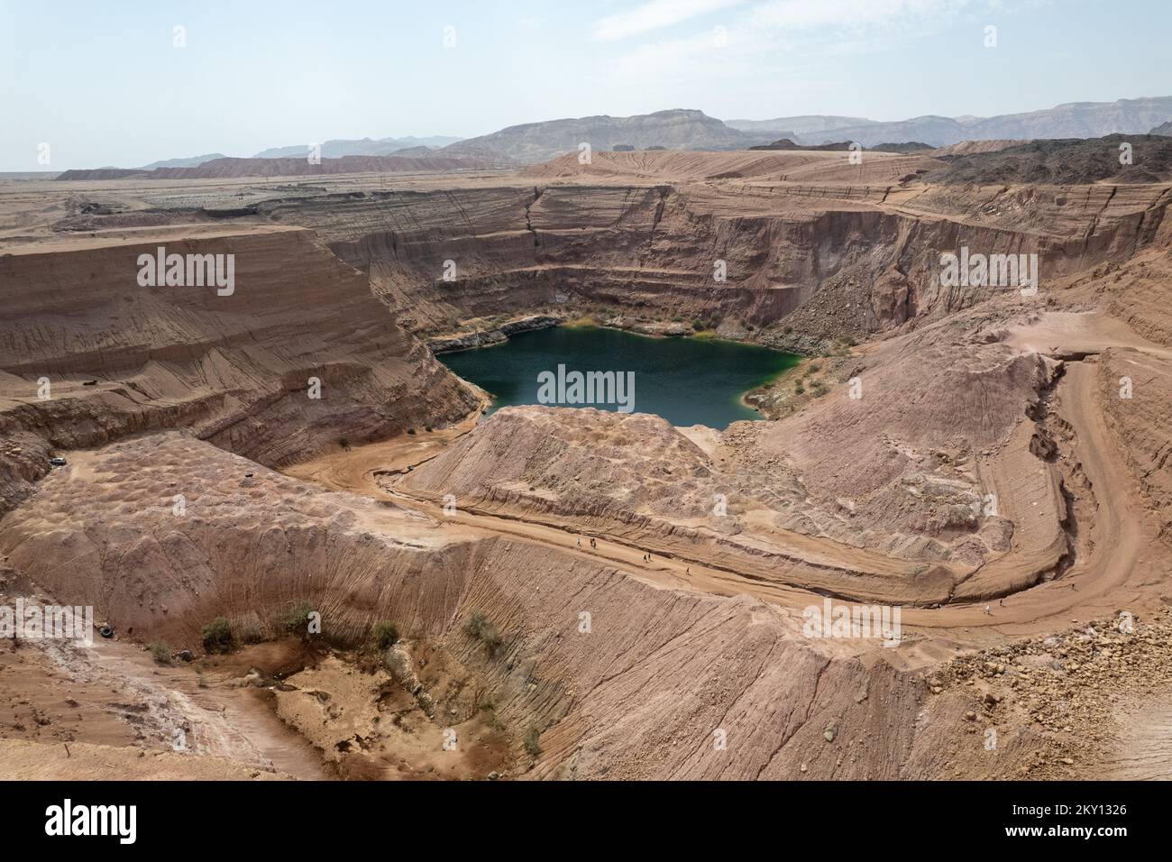 Tiefgrüner versteckter See in Timna, umgeben von Bergen. Stockfoto