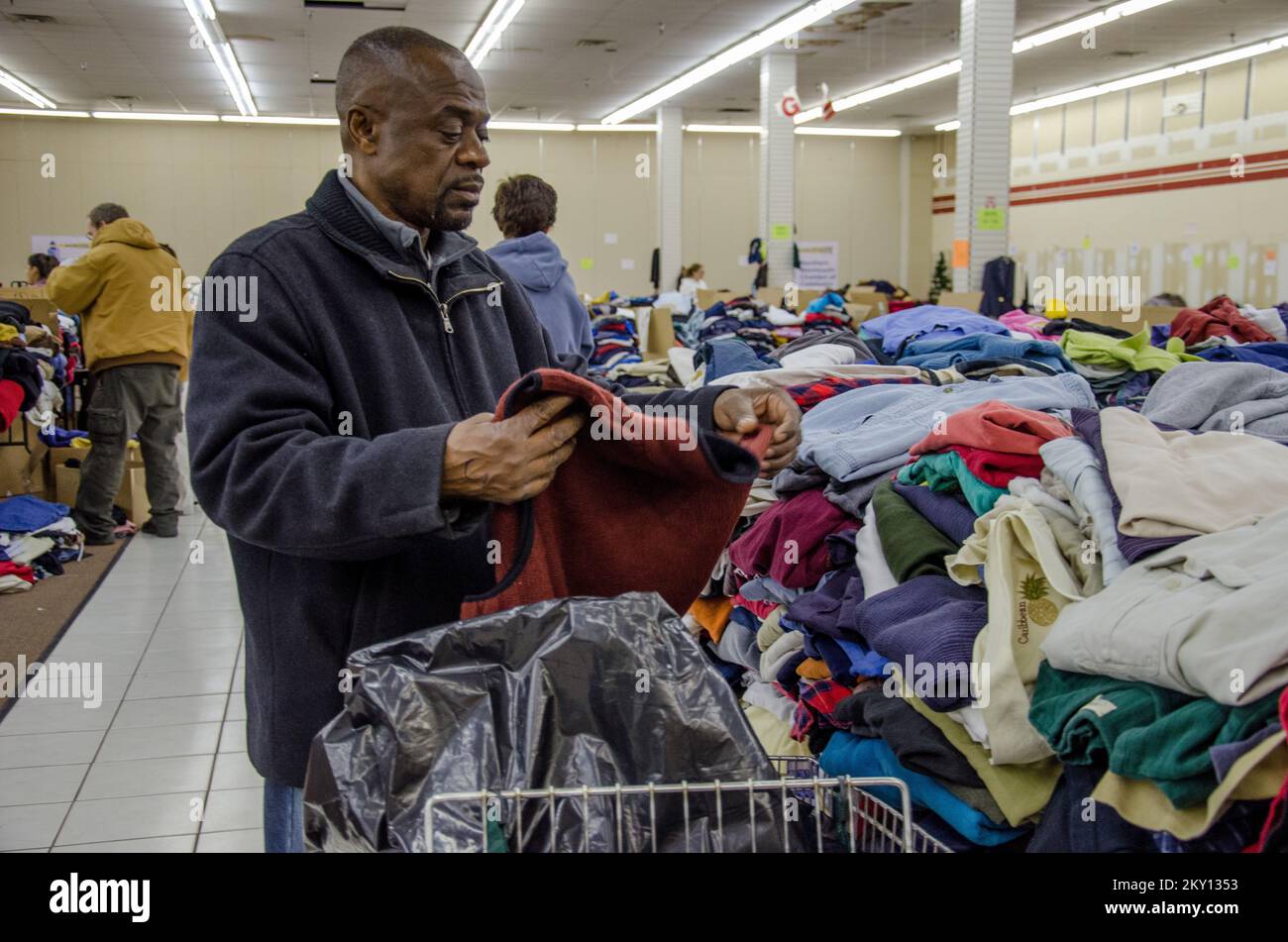 Hazlet, N.J., 20. November 2012 Ben Amoako holt Kleidung, die für die Überlebenden des Hurricane Sandy gespendet wurde. Viele Artikel sind im alten Kinderlager erhältlich, darunter Kleidung, Babyartikel und Körperpflegeprodukte. Die FEMA arbeitet mit vielen Freiwilligen- und Gemeindeorganisationen zusammen, um Einwohnern zu helfen, die vom Hurrikan Sandy betroffen waren. Hurrikan Sandy Aus New Jersey. Fotos zu Katastrophen- und Notfallmanagementprogrammen, Aktivitäten und Beamten Stockfoto