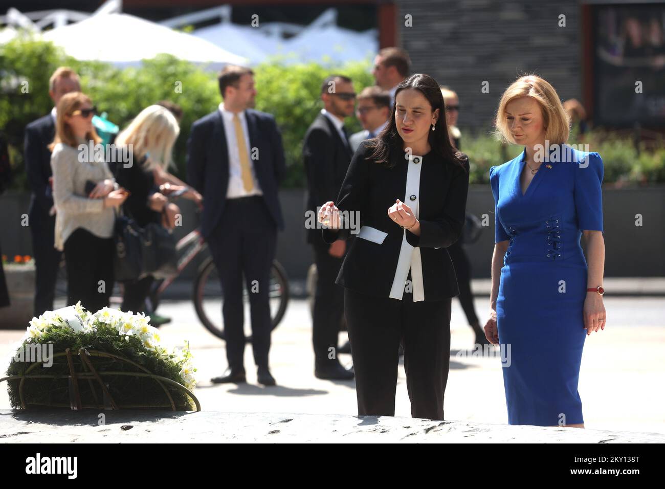 Benjamina Karic Bürgermeisterin von Sarajevo und Elizabeth Truss britische Staatssekretärin für Auswärtige Angelegenheiten, Commonwealth- und Entwicklungsangelegenheiten und Ministerin für Frauen und Gleichstellungsfragen werden am 26. Mai 2022 im Sarajevo Memorial for Children Kilted during Siege in Sarajevo, Bosnien und Herzegowina, gesehen. Foto: Armin Durgut/PIXSELL Stockfoto