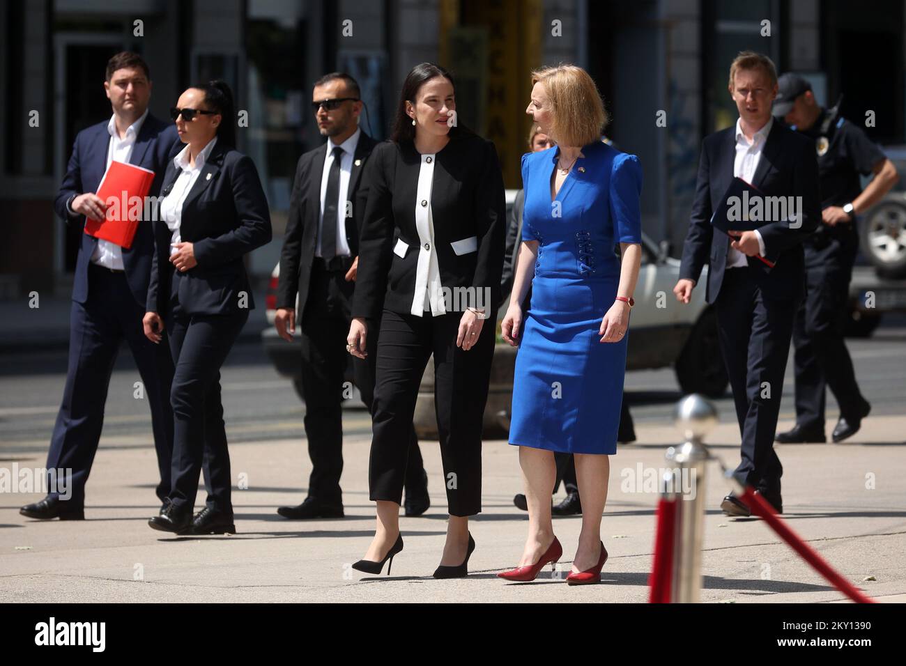 Benjamina Karic Bürgermeisterin von Sarajevo und Elizabeth Truss britische Staatssekretärin für Auswärtige Angelegenheiten, Commonwealth- und Entwicklungsangelegenheiten und Ministerin für Frauen und Gleichstellungsfragen werden am 26. Mai 2022 im Sarajevo Memorial for Children Kilted during Siege in Sarajevo, Bosnien und Herzegowina, gesehen. Foto: Armin Durgut/PIXSELL Stockfoto