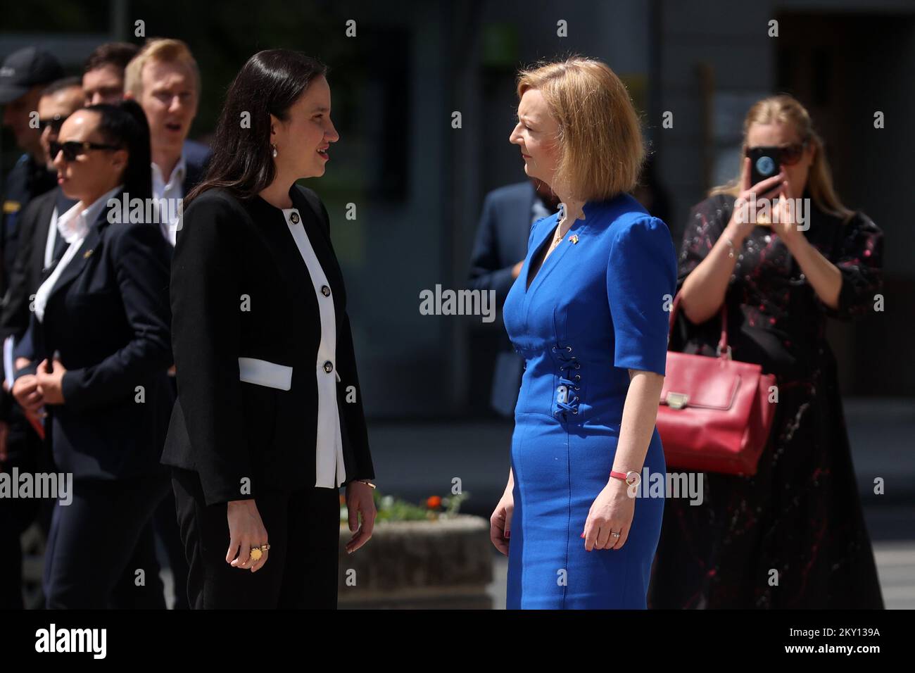 Benjamina Karic Bürgermeisterin von Sarajevo und Elizabeth Truss britische Staatssekretärin für Auswärtige Angelegenheiten, Commonwealth- und Entwicklungsangelegenheiten und Ministerin für Frauen und Gleichstellungsfragen werden am 26. Mai 2022 im Sarajevo Memorial for Children Kilted during Siege in Sarajevo, Bosnien und Herzegowina, gesehen. Foto: Armin Durgut/PIXSELL Stockfoto