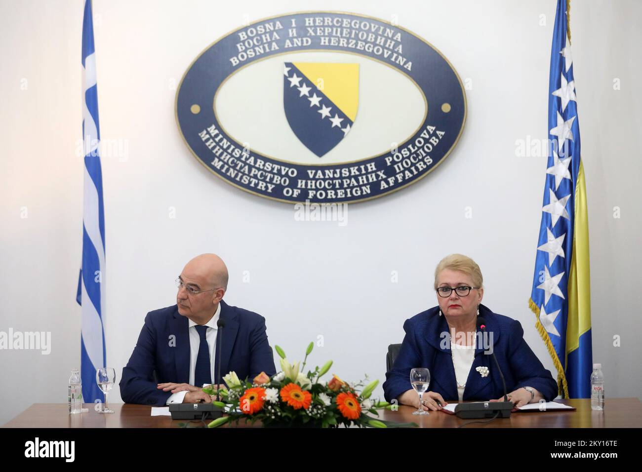 Nach einem Treffen mit dem griechischen Außenminister Nikolaos Dendias und dem Außenminister Bosnien und Herzegowinas, Bisera Turkovic, am 31. Mai 2022 in Sarajewo (Bosnien und Herzegowina), veranstaltete Bisera Turkovic eine Pressekonferenz. Foto: Armin Durgut/PIXSELL Stockfoto