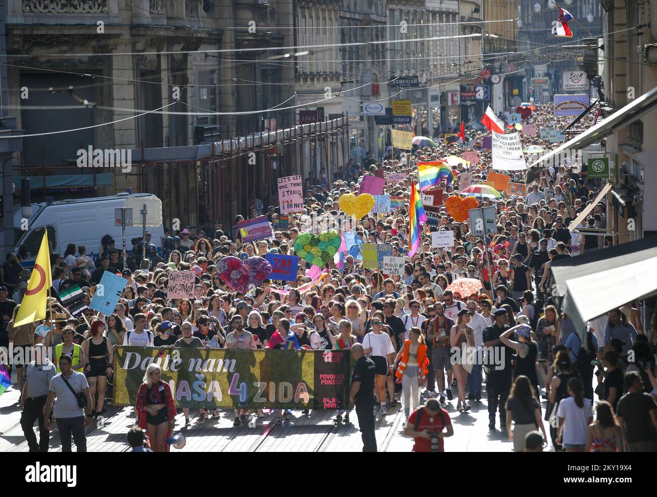Die Teilnehmer nehmen am 4. Juni 2022 an dem Zagreb Pride march for Equality 21. unter dem ironischen Motto „Gib uns unsere vier Wände!“ in Zagreb, Kroatien, Teil. Foto: Slavko Midzor/PIXSELL Stockfoto