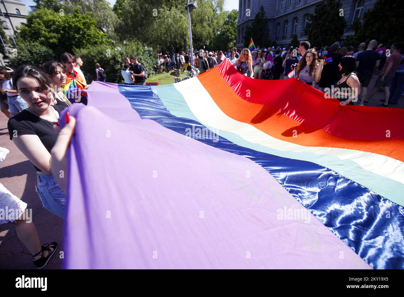 Unter dem ironischen Motto „Gib uns unsere vier Wände!“ halten die Teilnehmer am 4. Juni 2022 in Zagreb, Kroatien, eine riesige, regenbogenfarbene Fahne während des Zagreb Pride march 21. für Gleichheit. Foto: Slavko Midzor/PIXSELL Stockfoto