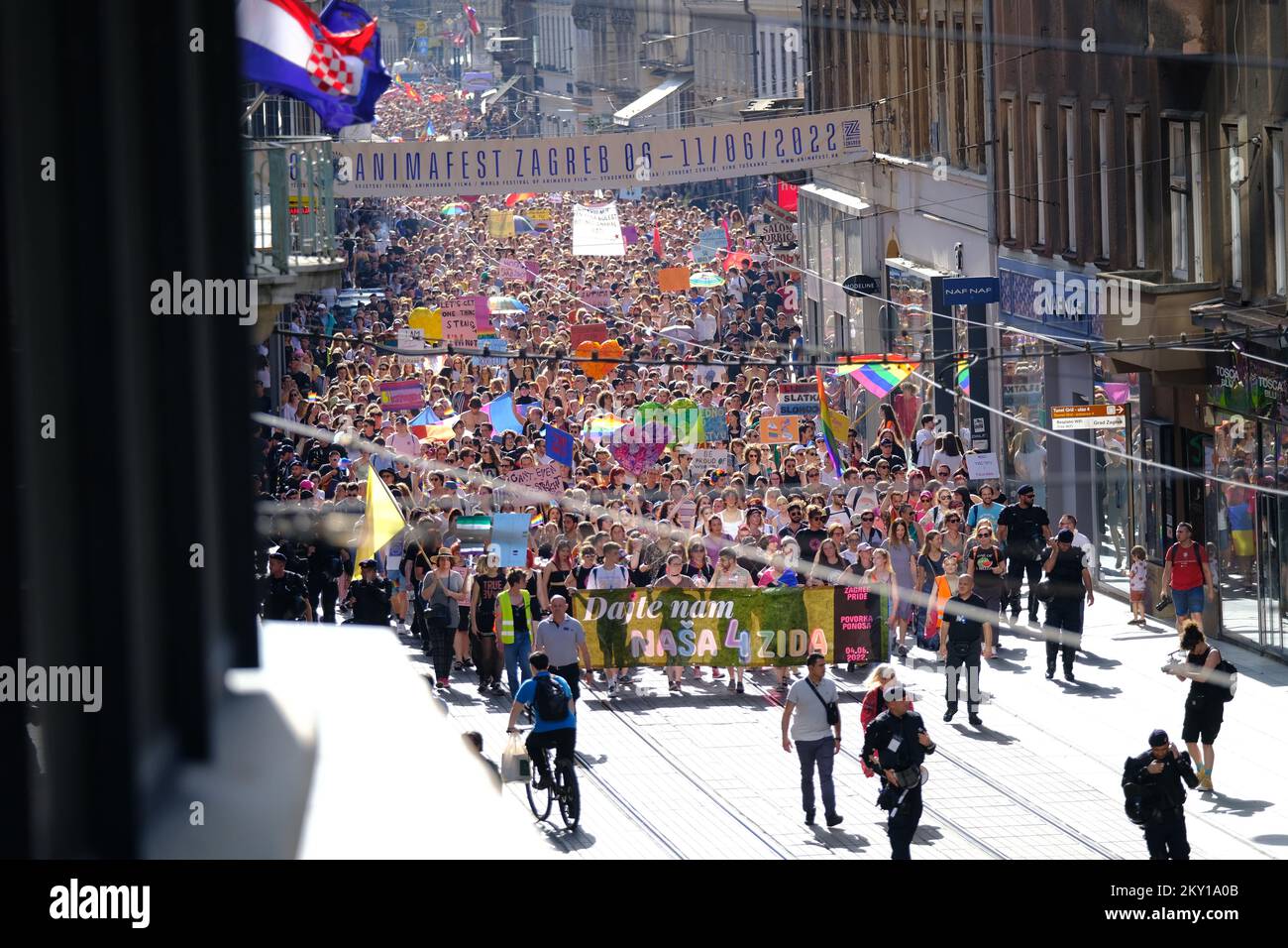 Die Teilnehmer nehmen am 4. Juni 2022 an dem Zagreb Pride march for Equality 21. unter dem ironischen Motto „Gib uns unsere vier Wände!“ in Zagreb, Kroatien, Teil. Foto: Slaven Branislav Babic/PIXSELL Stockfoto